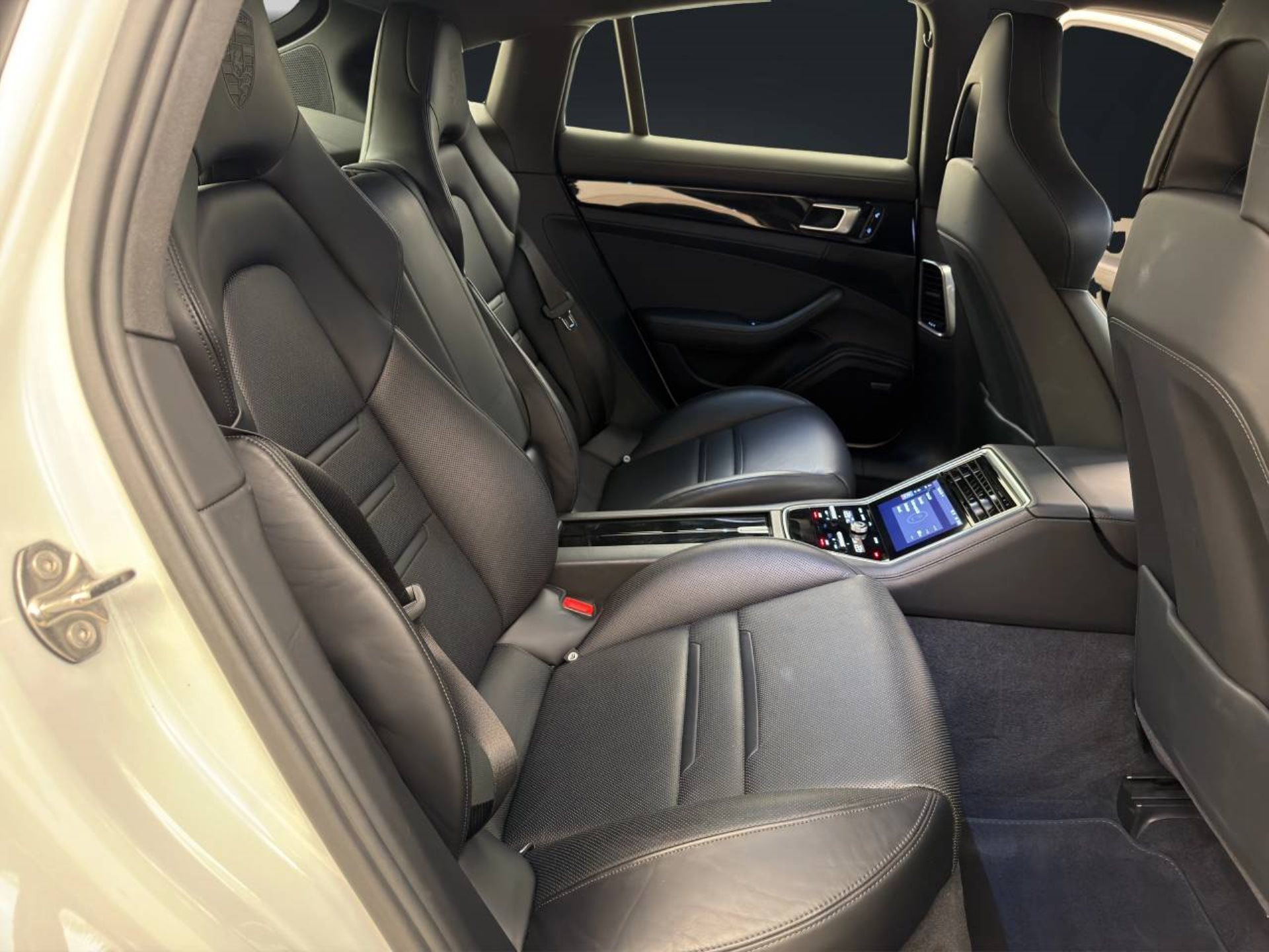 PORSCHE Panamera 4 E-Hybrid-image-18