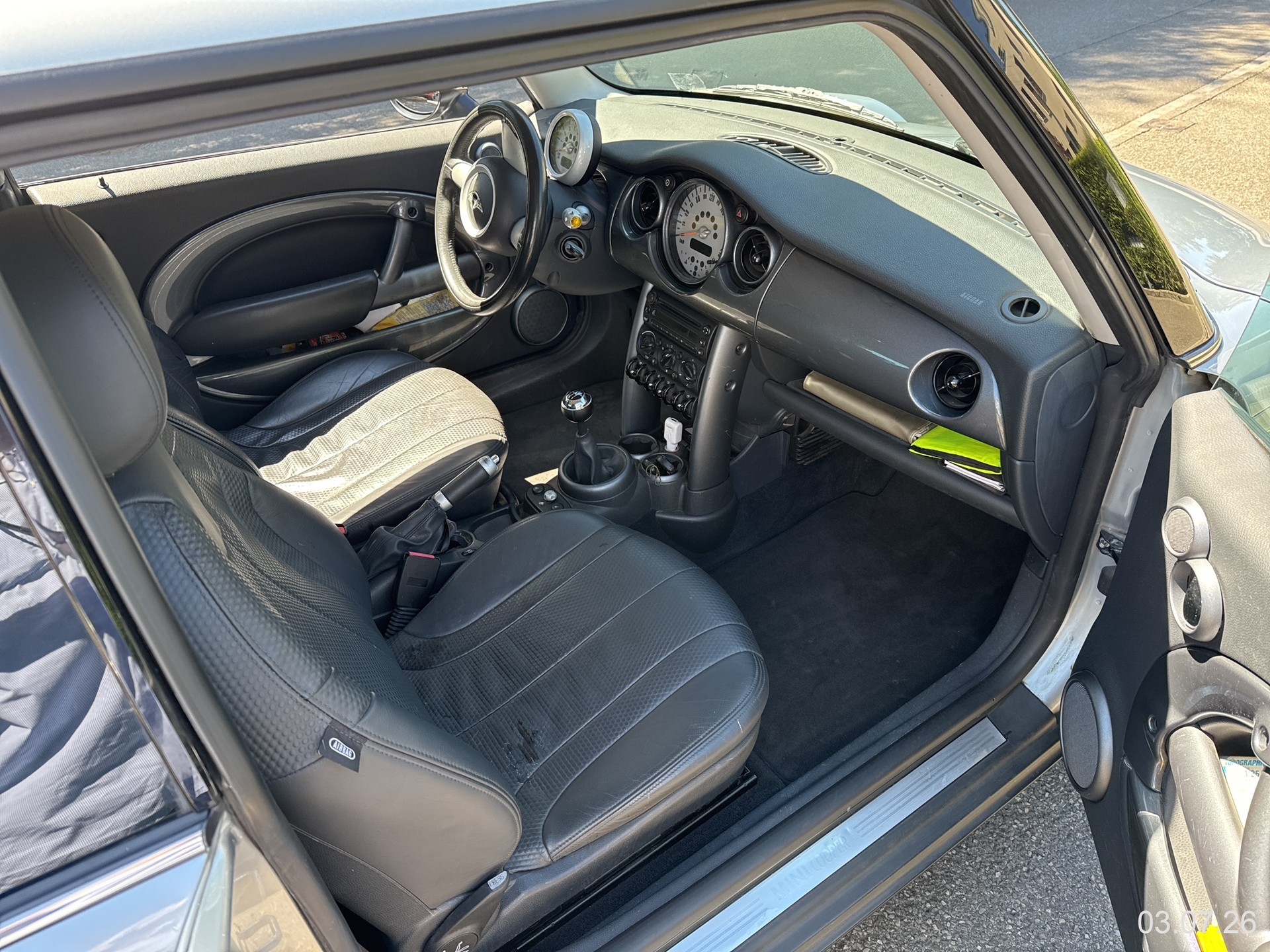 MINI 1.6i Cooper-image-4