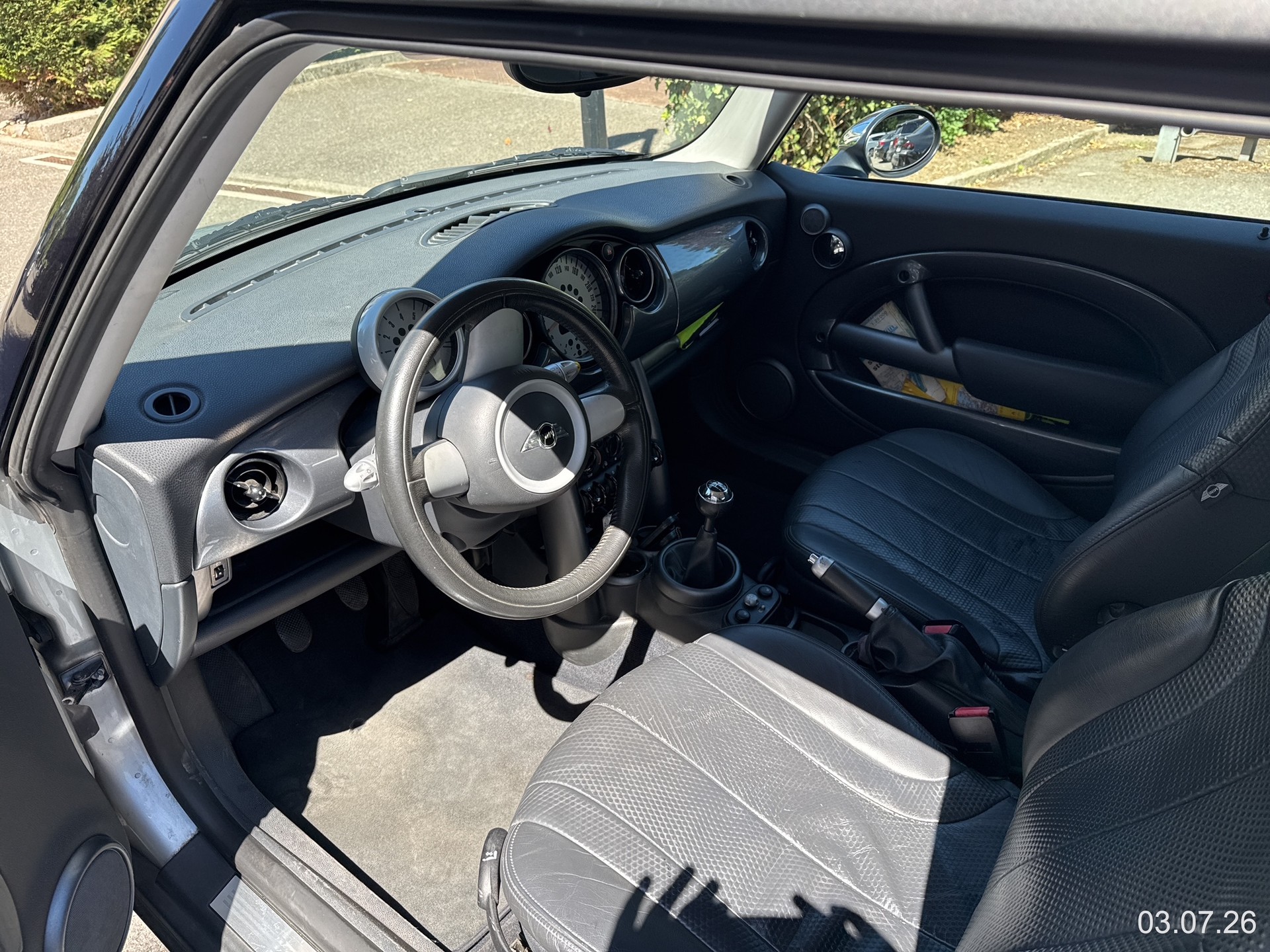 MINI 1.6i Cooper-image-3