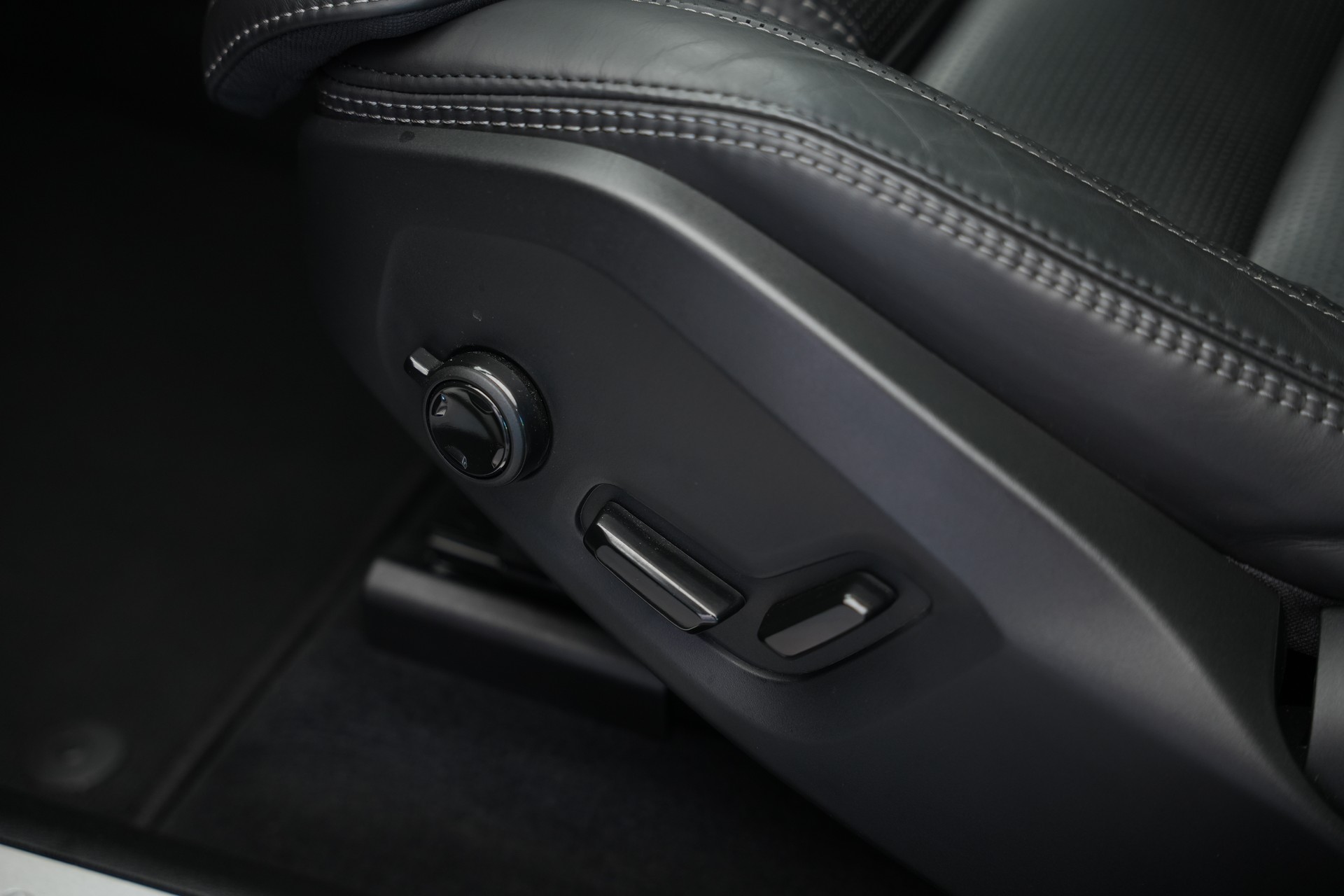 VOLVO XC60 T8 eAWD PluginHybrid Ultimate Dark Geartronic Black Edition Ultra-image-26