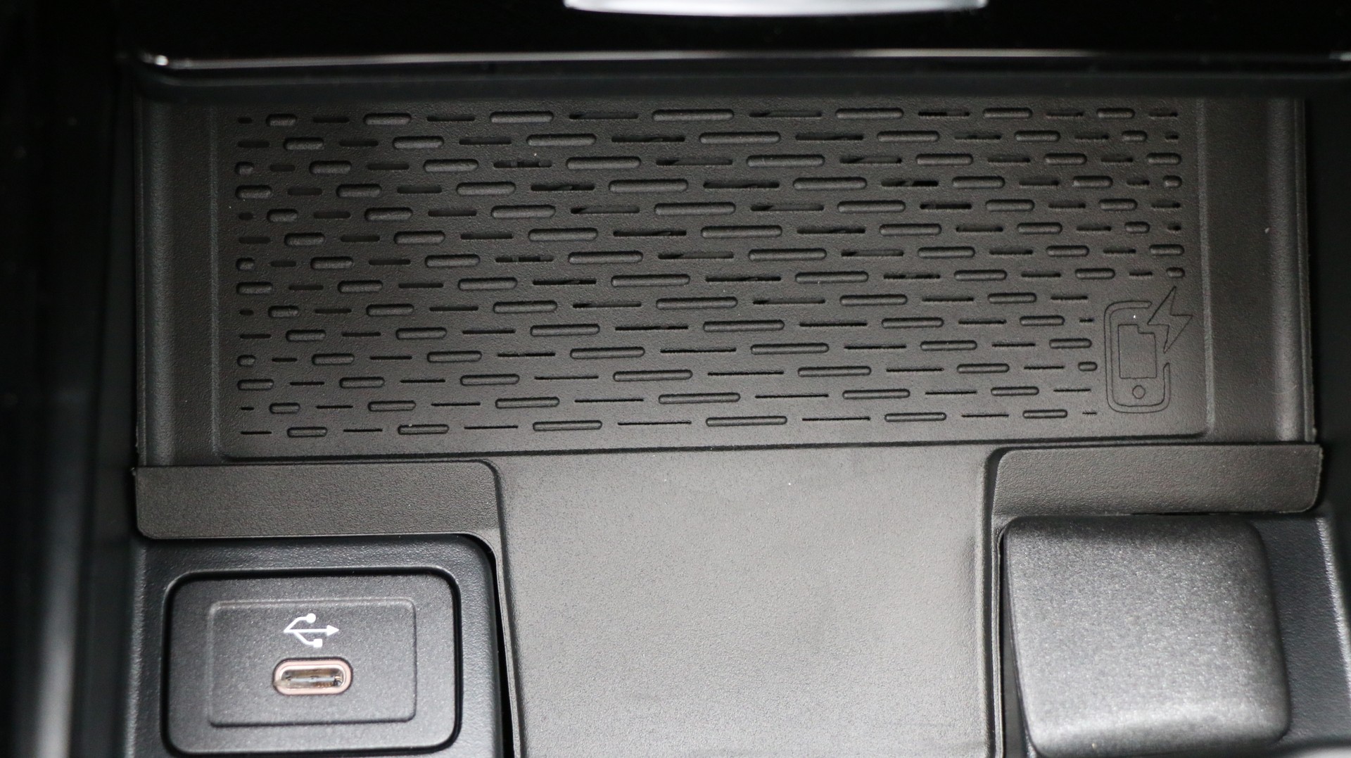 MERCEDES-BENZ GLA 250 e 8G-DCT-image-10