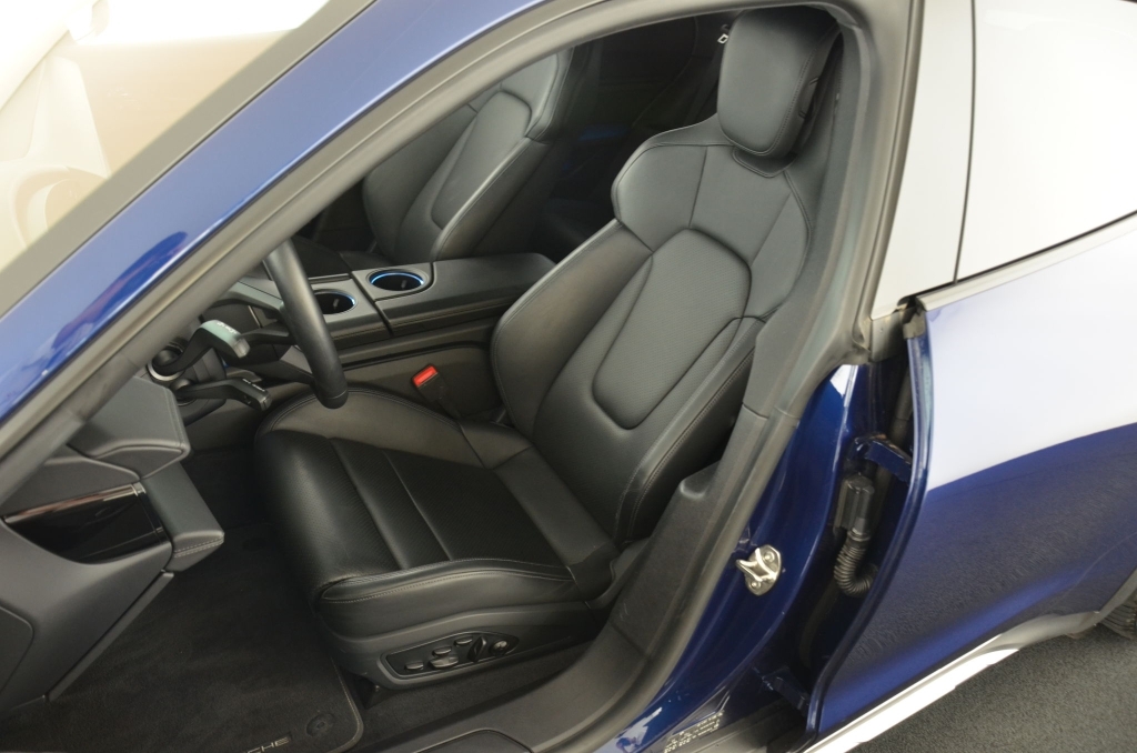 PORSCHE Taycan 4 Cross Turismo-image-11