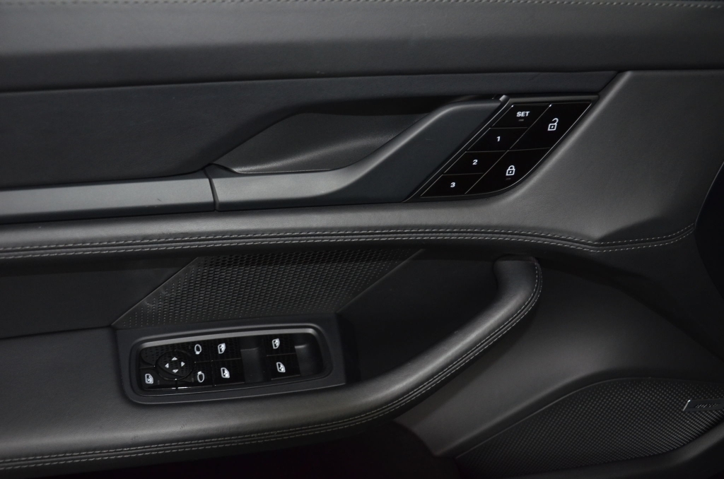PORSCHE Taycan 4 Cross Turismo-image-21