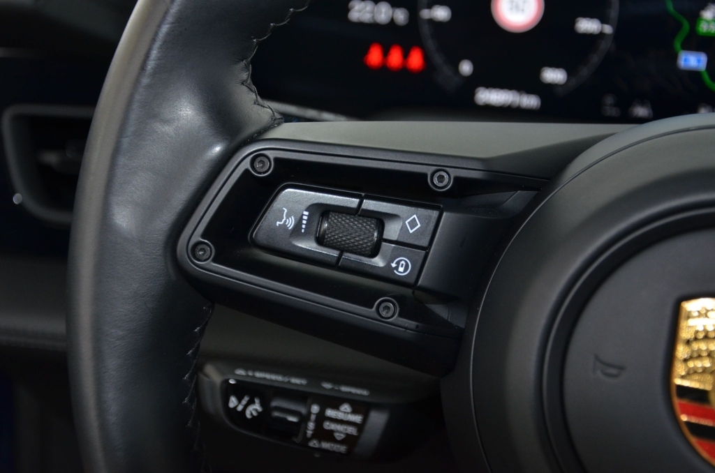 PORSCHE Taycan 4 Cross Turismo-image-18