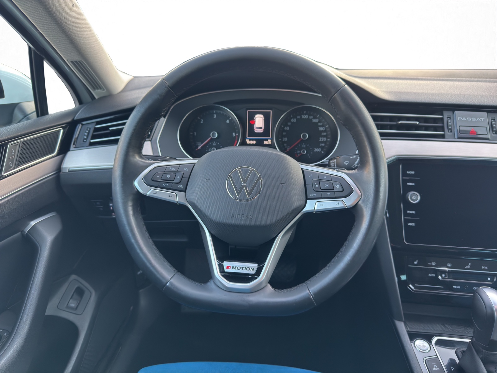 VW Passat 2.0 TDI BMT Elegance 4Motion DSG-image-9