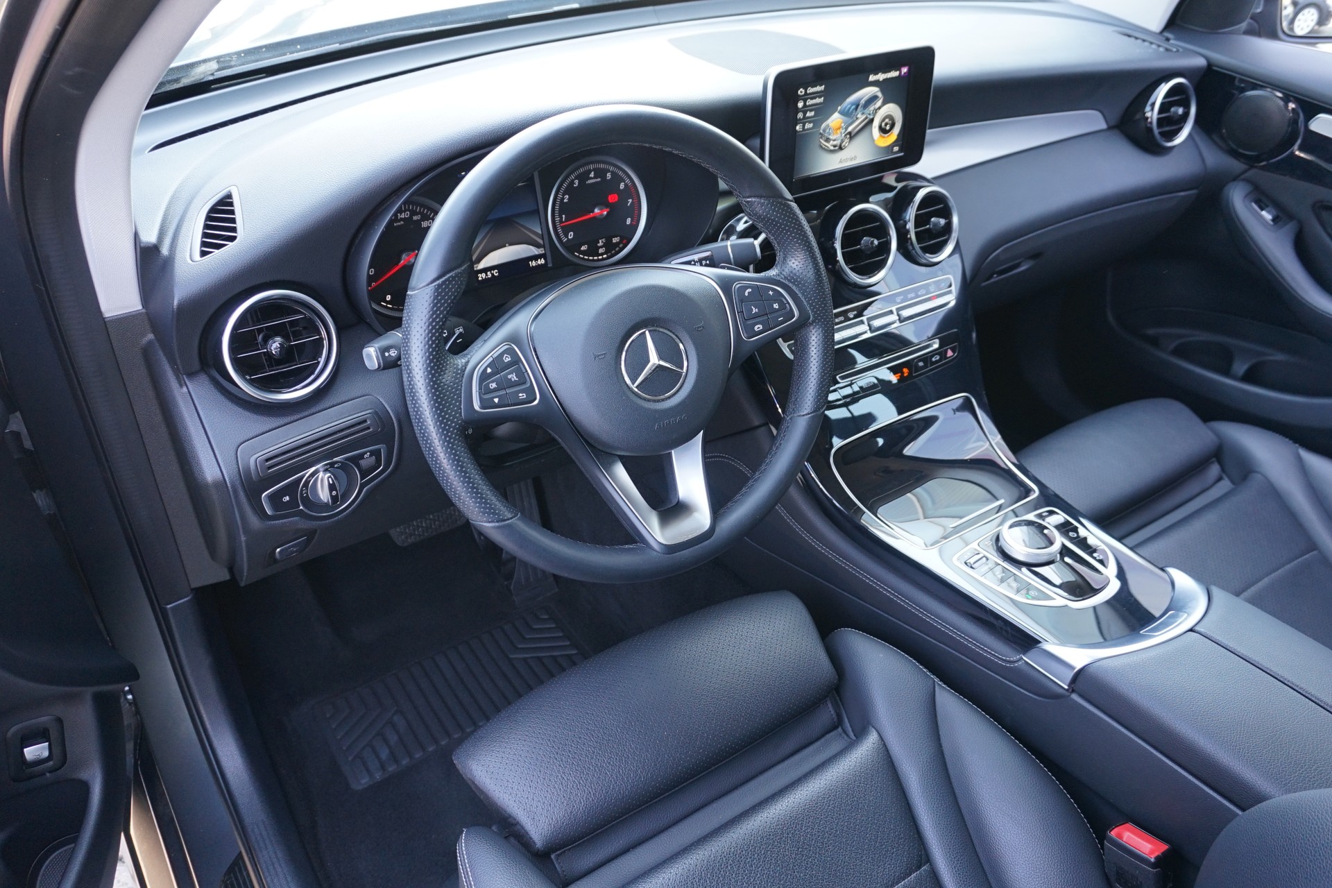 MERCEDES-BENZ GLC 250 AMG Line 4Matic 211PS Benziner-image-20