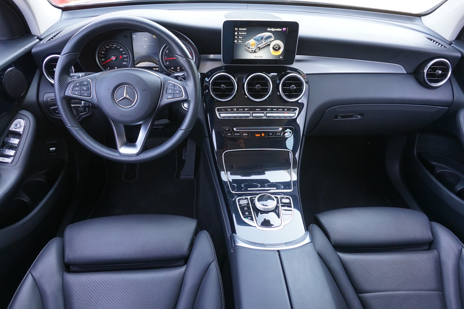 MERCEDES-BENZ GLC 250 AMG Line 4Matic 211PS Benziner-image-19
