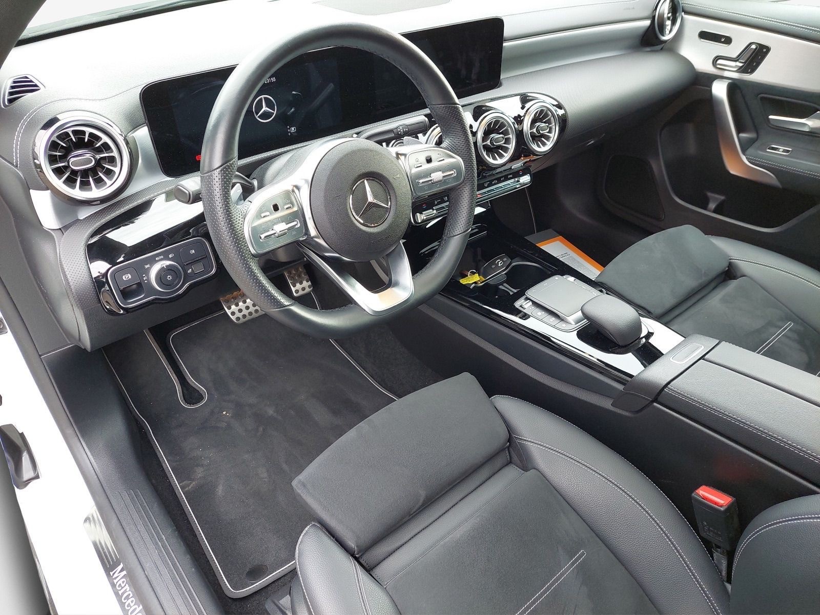 MERCEDES-BENZ A 250 4Matic AMG Line-image-3