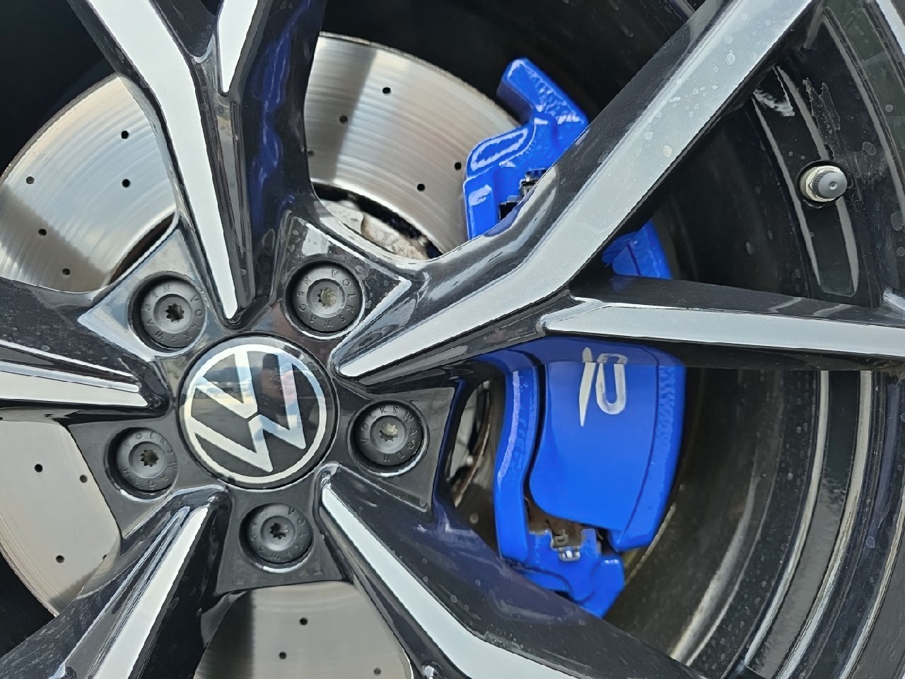 VW Tiguan 2.0TSI R 4Motion DSG-image-16