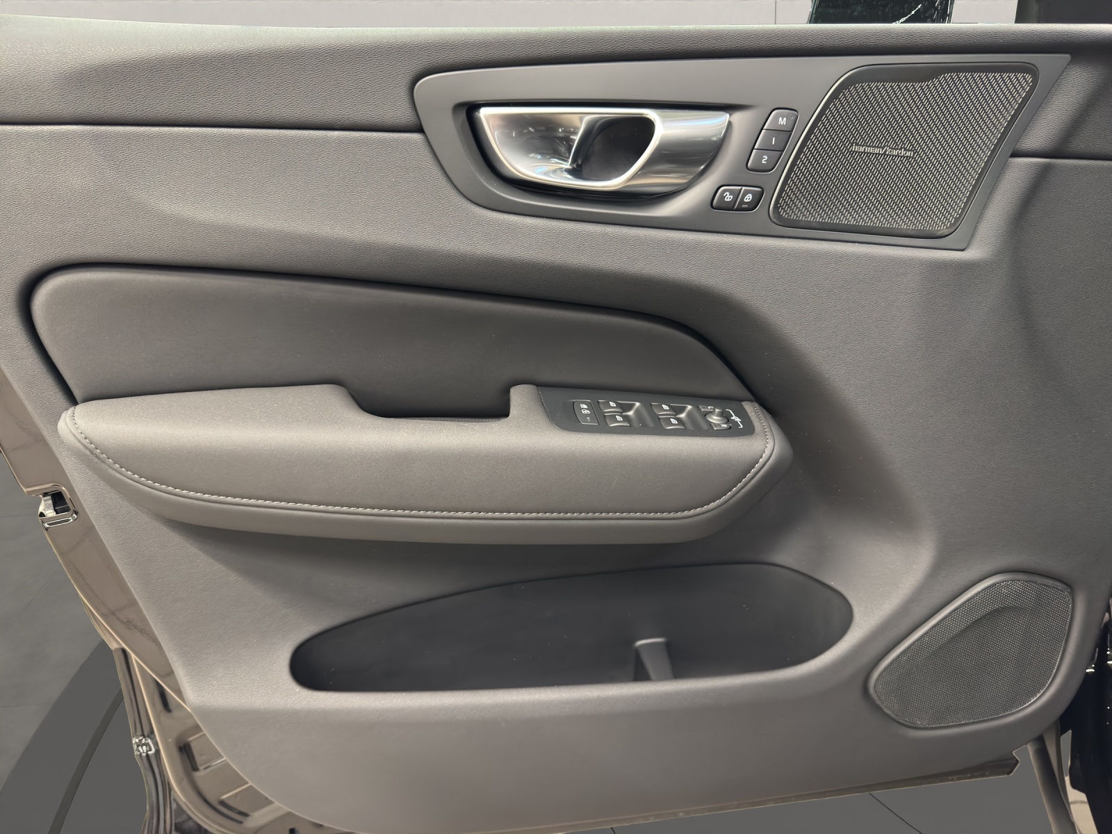 VOLVO XC60 2.0 T8 TE Ultra Dark eAWD-image-12