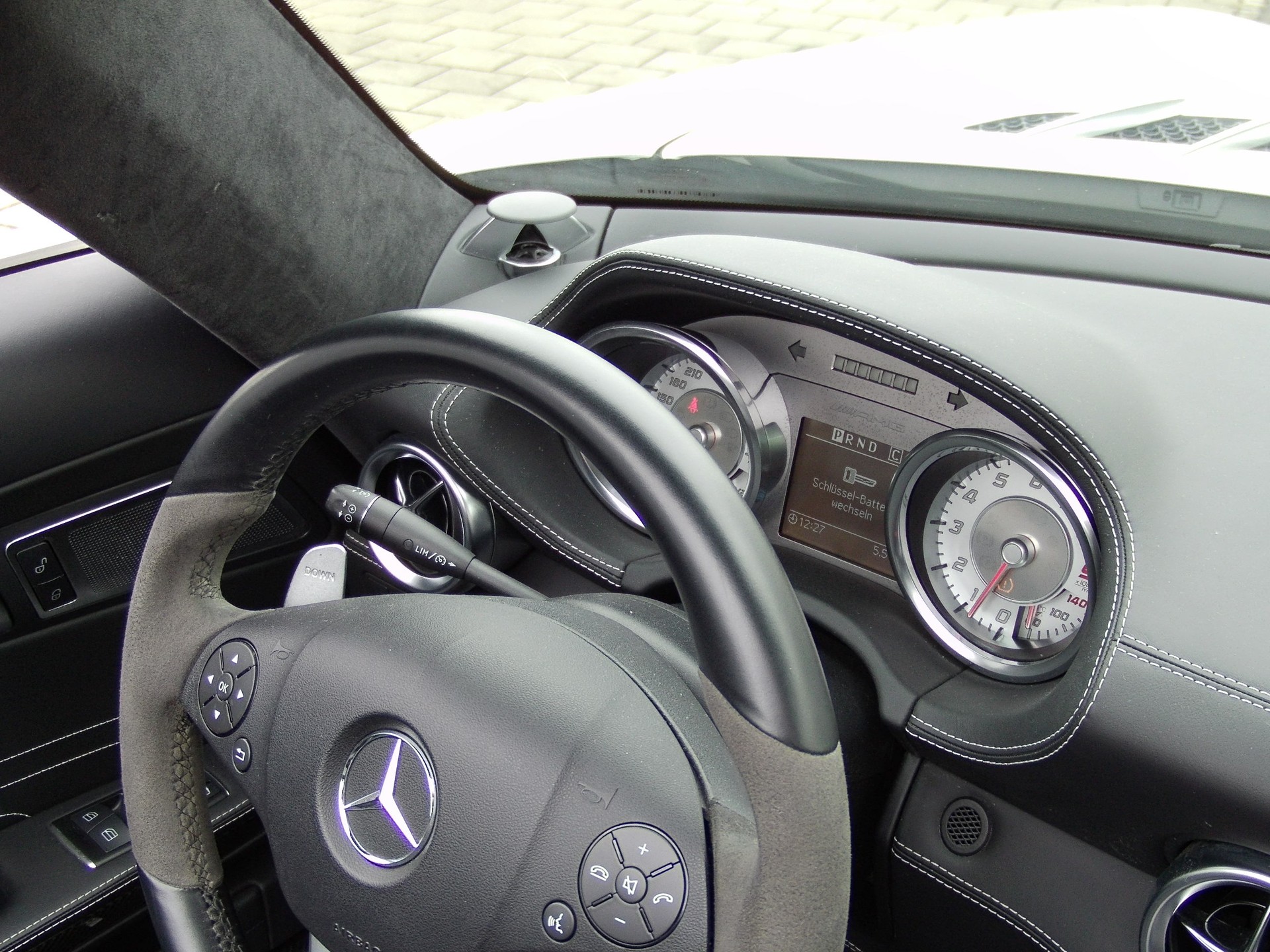 MERCEDES-BENZ SLS 63 AMG Speedshift-image-10