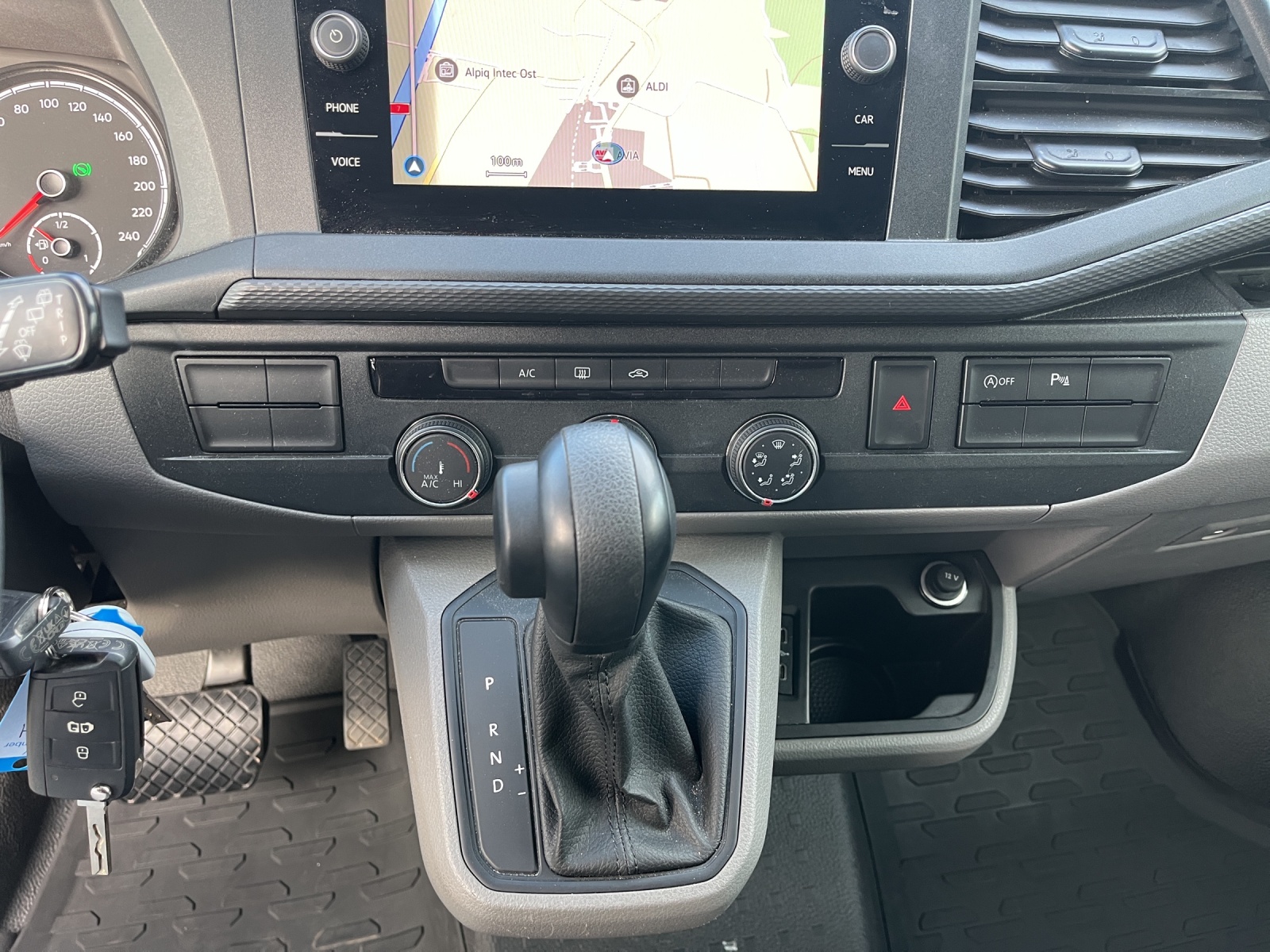 VW T6.1 2.0 TDI 4Motion DSG-image-14