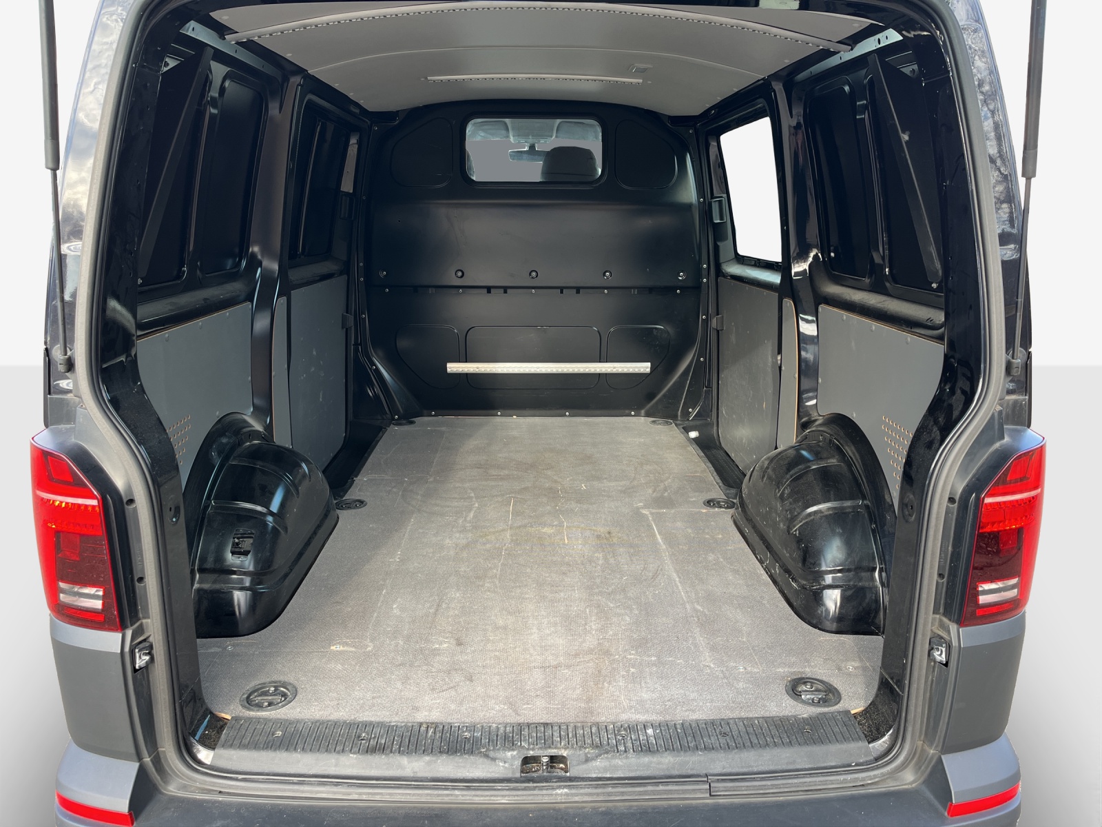 VW T6.1 2.0 TDI 4Motion DSG-image-11