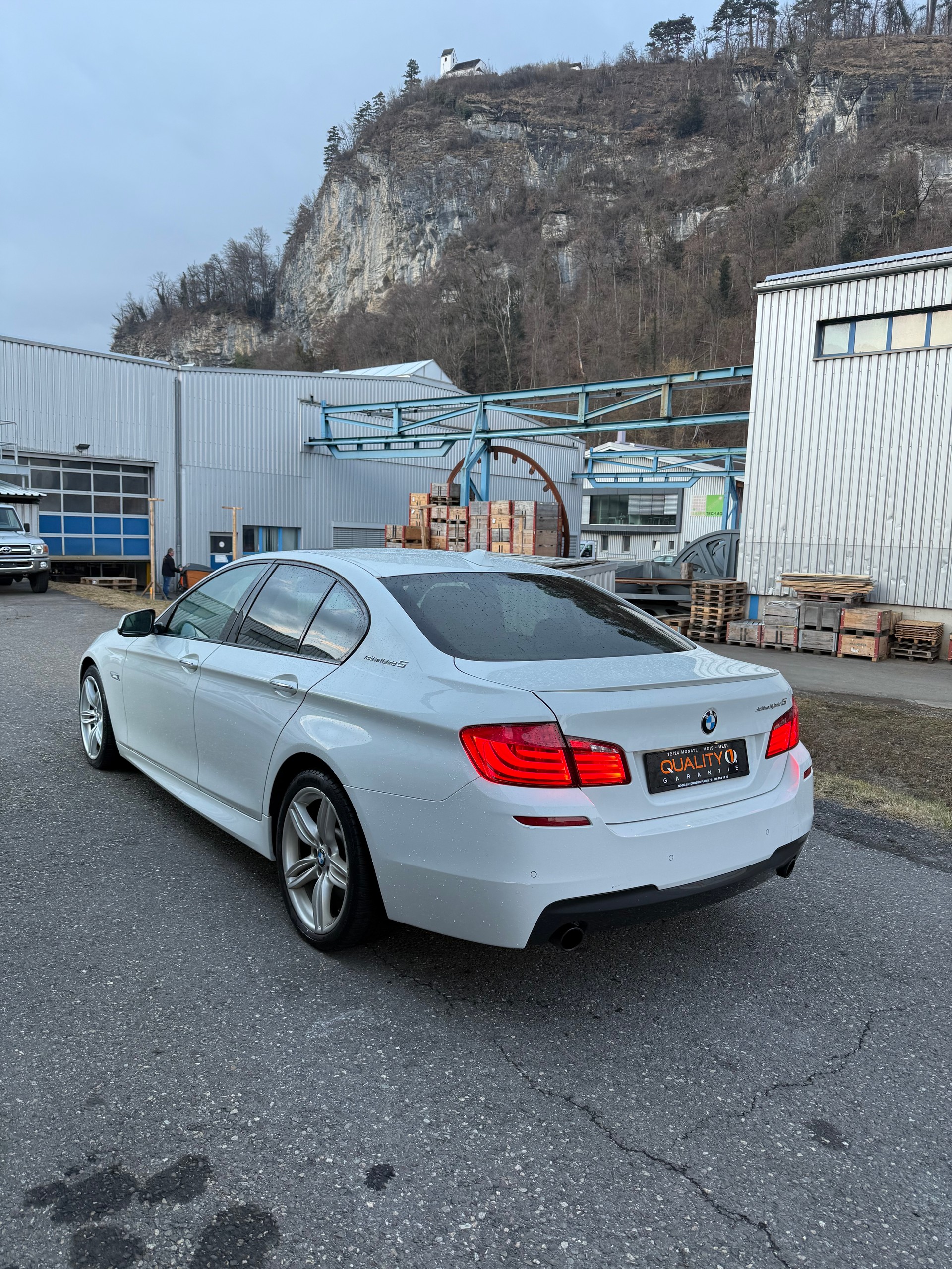 BMW ActiveHybrid 5 Steptronic-image-12