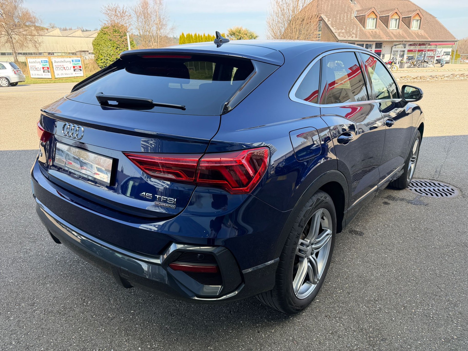 AUDI Q3 Sportback 45 TFSI S line quattro S-tronic-image-4