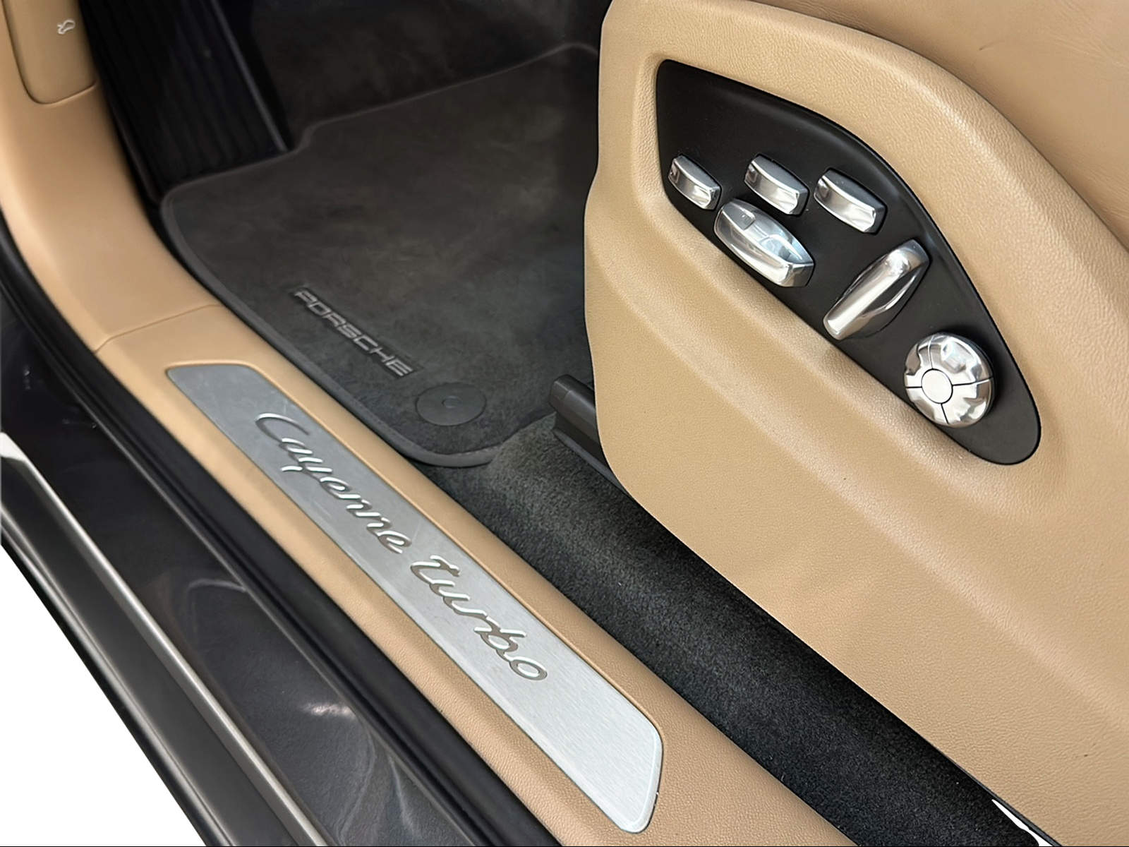 PORSCHE Cayenne Turbo-image-26