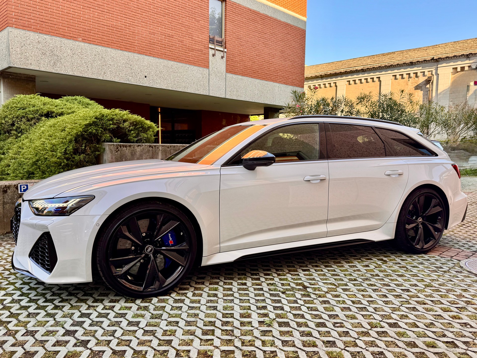 AUDI RS6 Avant 4.0 TFSI V8 quattro-image-3
