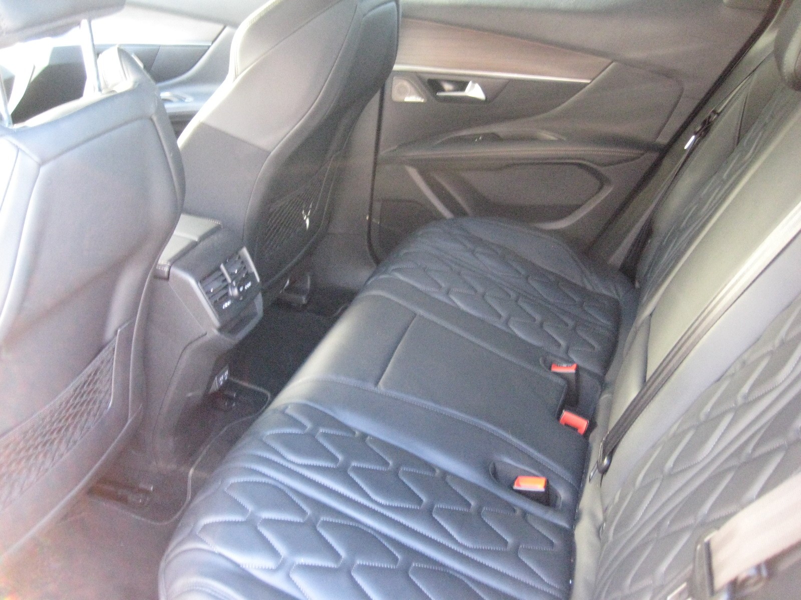 PEUGEOT 3008 300e Hybrid4 Allure Pack EAT8-image-6