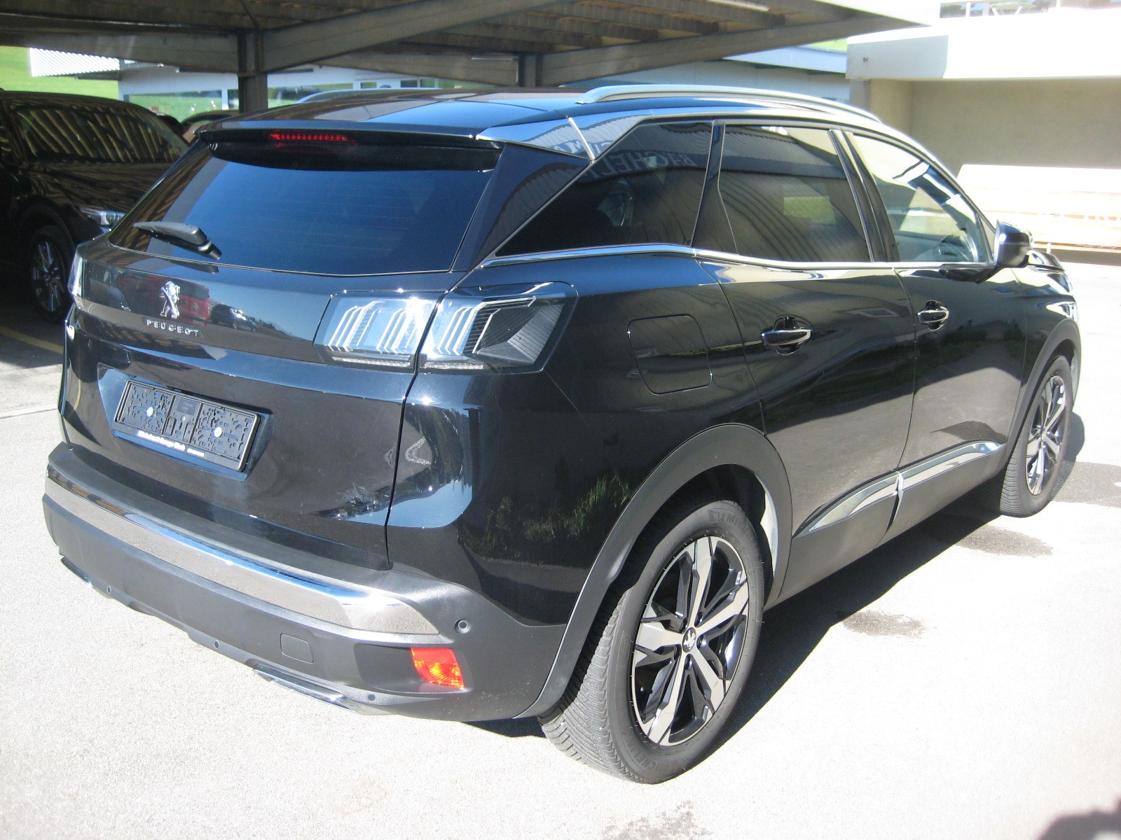 PEUGEOT 3008 300e Hybrid4 Allure Pack EAT8-image-3