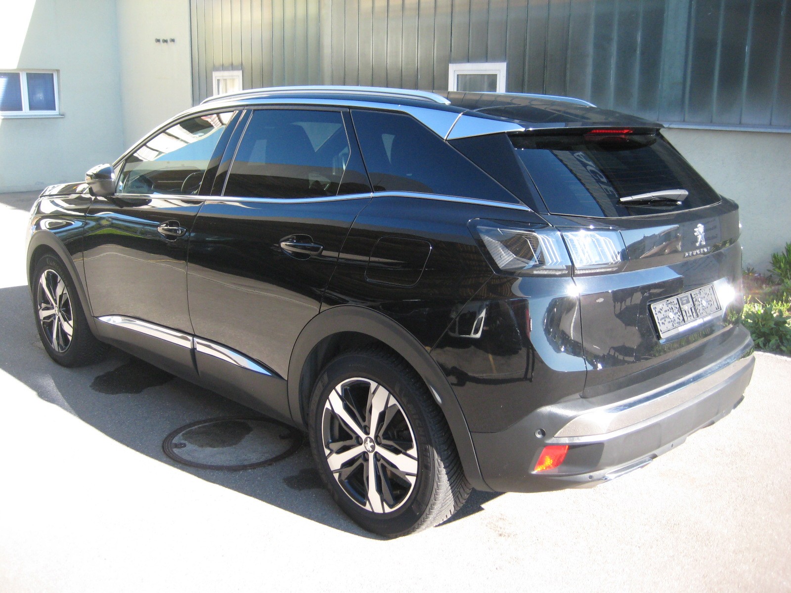 PEUGEOT 3008 300e Hybrid4 Allure Pack EAT8-image-2