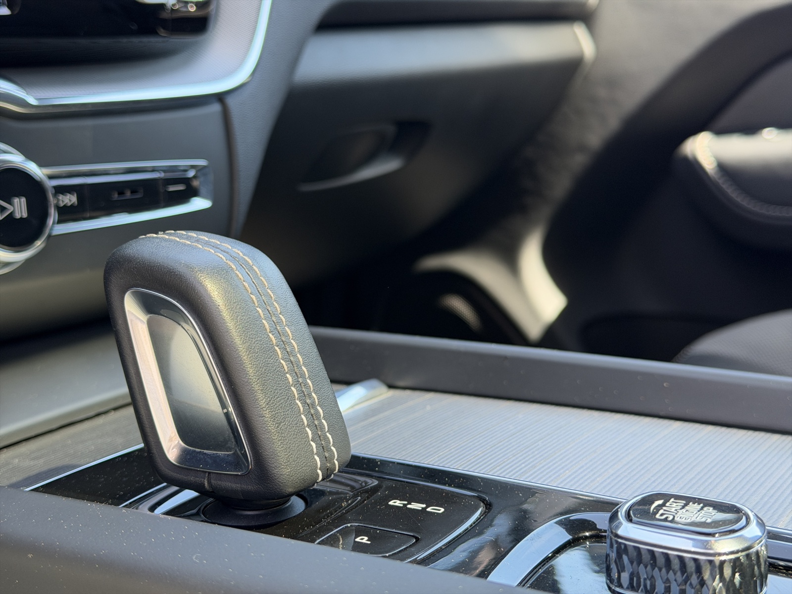 VOLVO XC60 2.0 T6 TE R-Design eAWD-image-11
