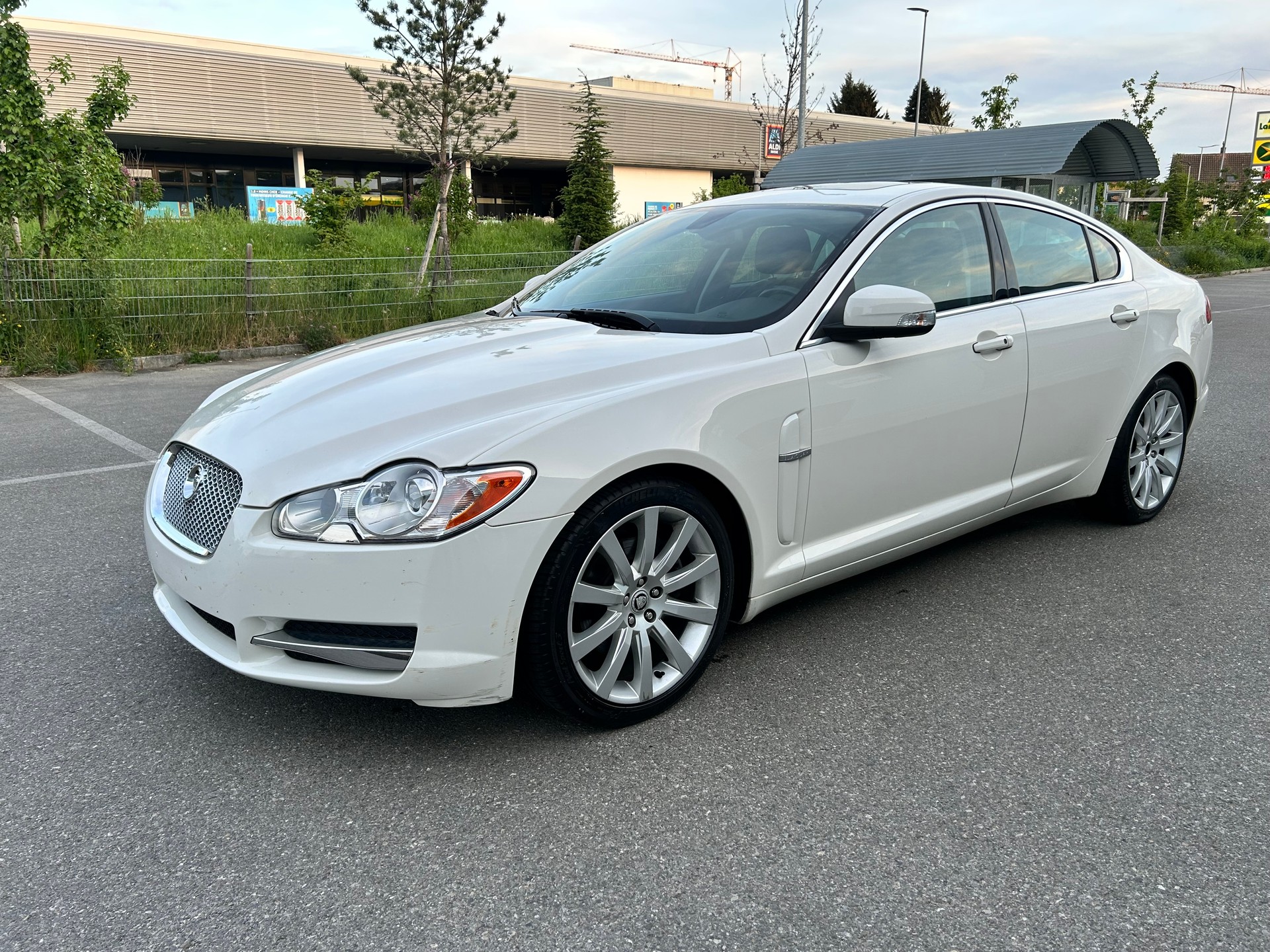 JAGUAR XF 2.7d V6 Luxury-image-1