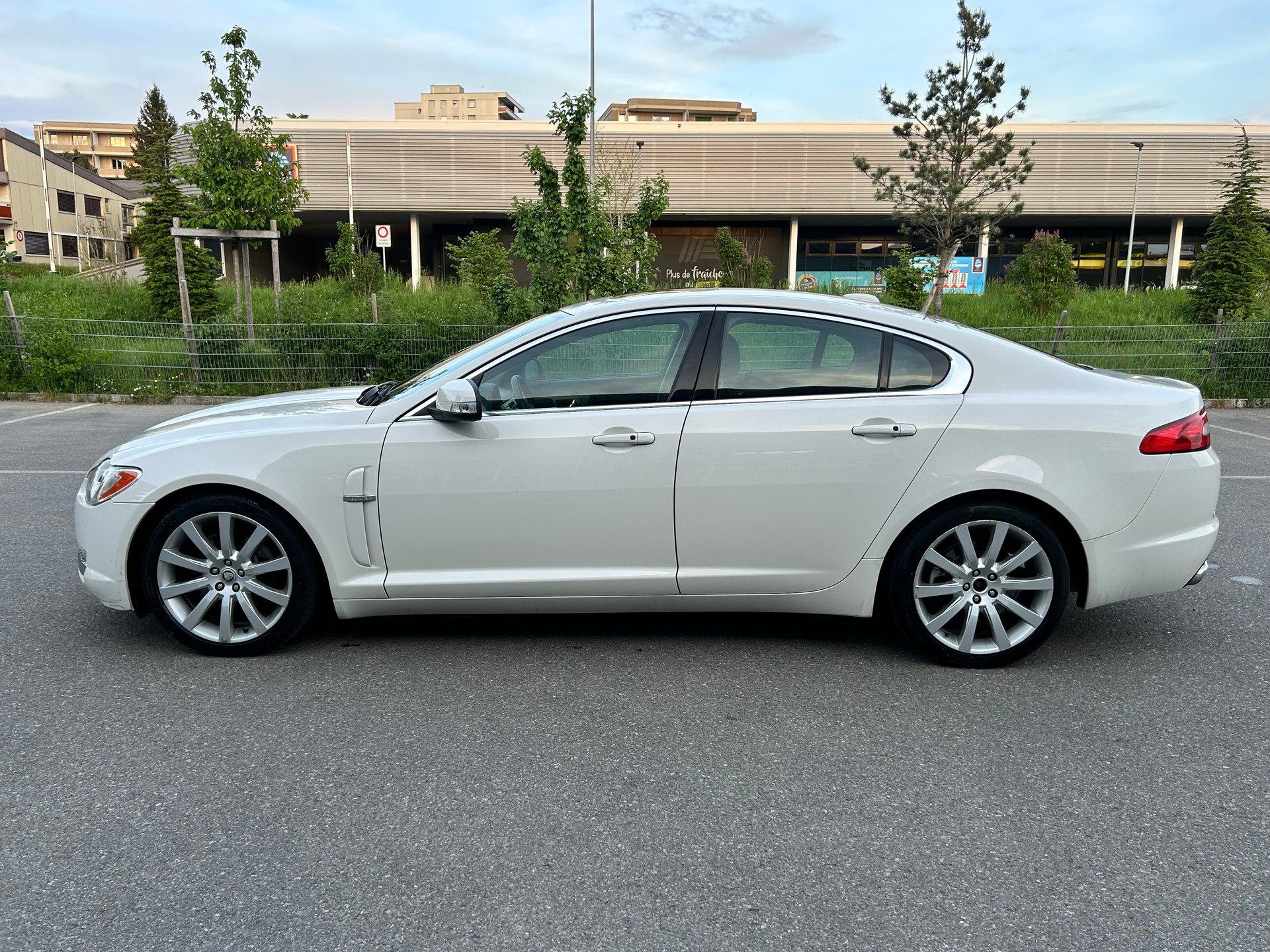 JAGUAR XF 2.7d V6 Luxury-image-2