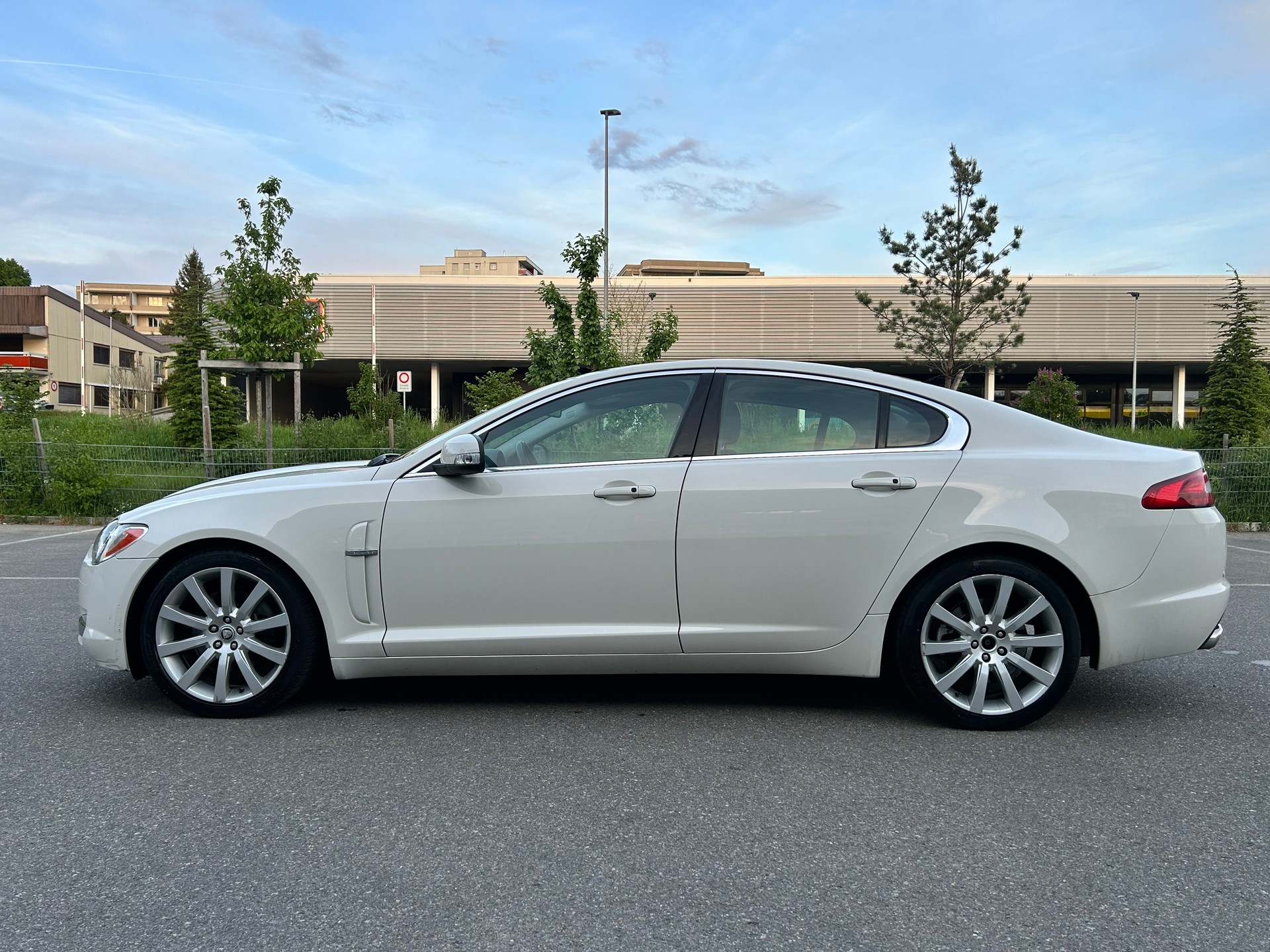 JAGUAR XF 2.7d V6 Luxury-image-4