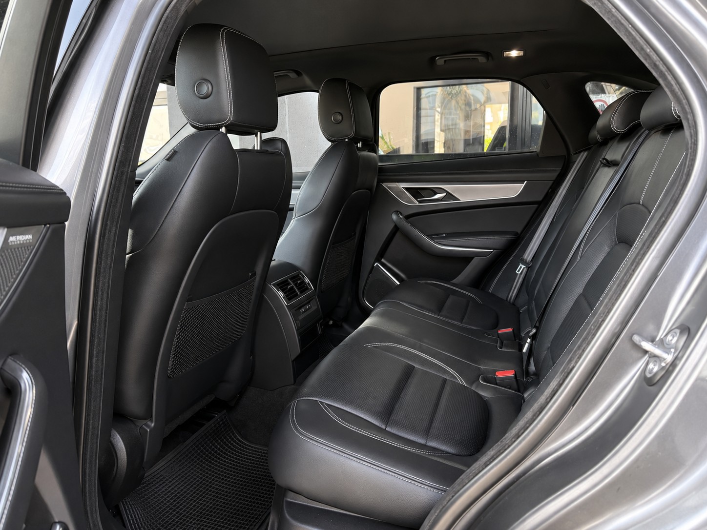 JAGUAR F-Pace 2.0 D200 R-Dynamic MHEV SE AWD-image-13