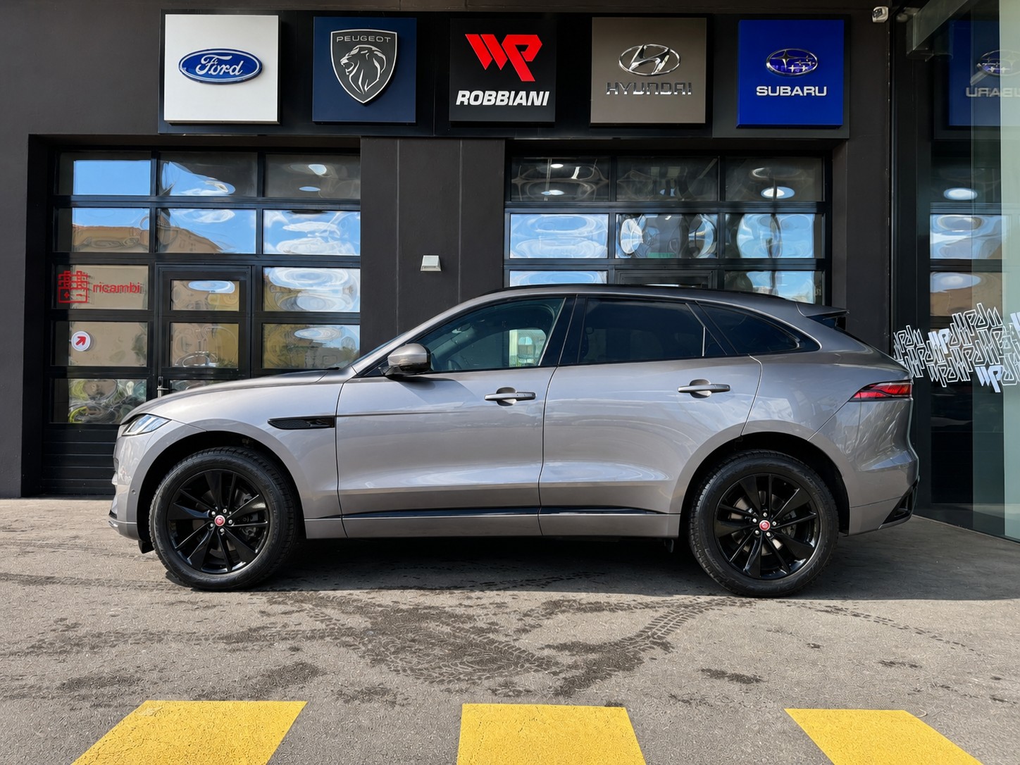 JAGUAR F-Pace 2.0 D200 R-Dynamic MHEV SE AWD-image-1