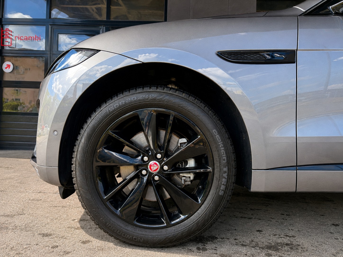 JAGUAR F-Pace 2.0 D200 R-Dynamic MHEV SE AWD-image-5