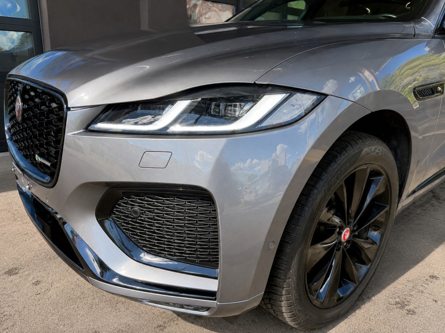JAGUAR F-Pace 2.0 D200 R-Dynamic MHEV SE AWD-image-4