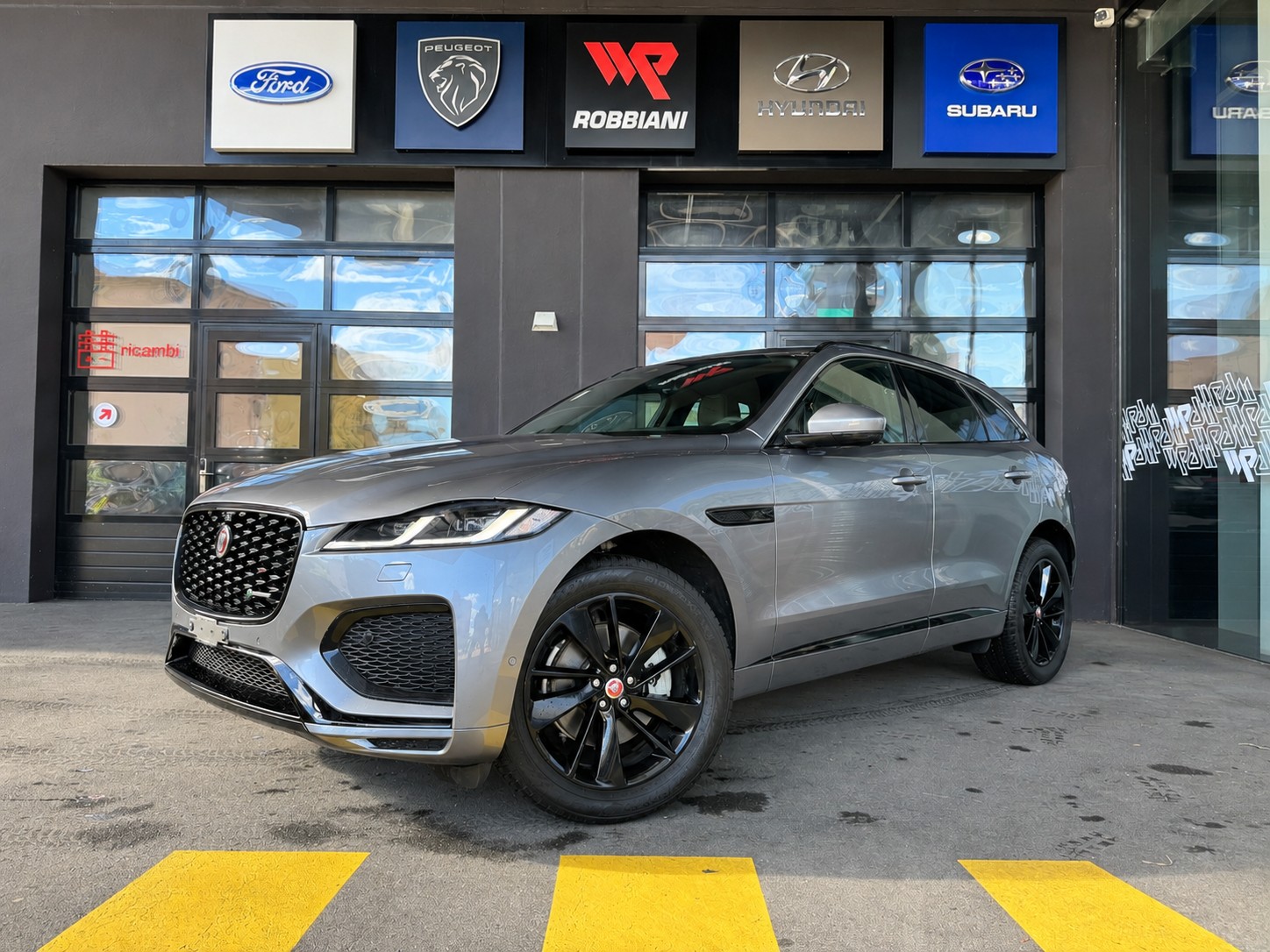 JAGUAR F-Pace 2.0 D200 R-Dynamic MHEV SE AWD-image-0