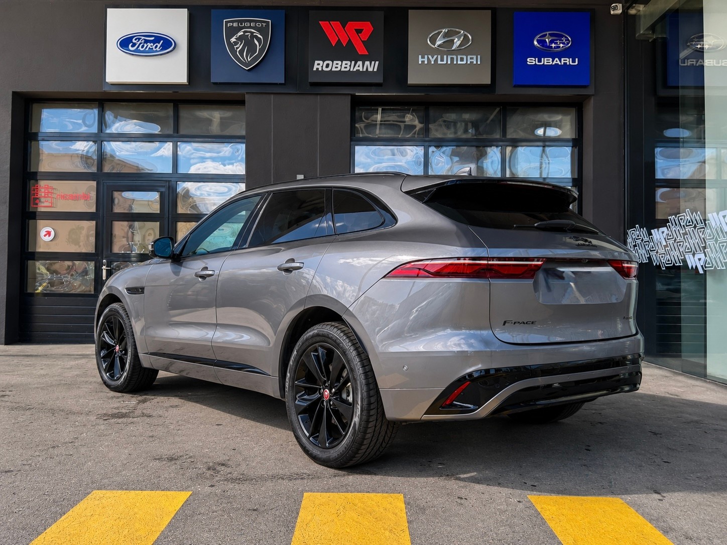 JAGUAR F-Pace 2.0 D200 R-Dynamic MHEV SE AWD-image-2