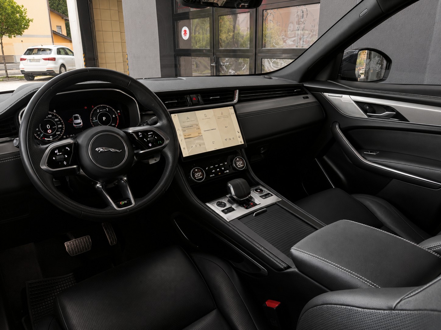 JAGUAR F-Pace 2.0 D200 R-Dynamic MHEV SE AWD-image-8