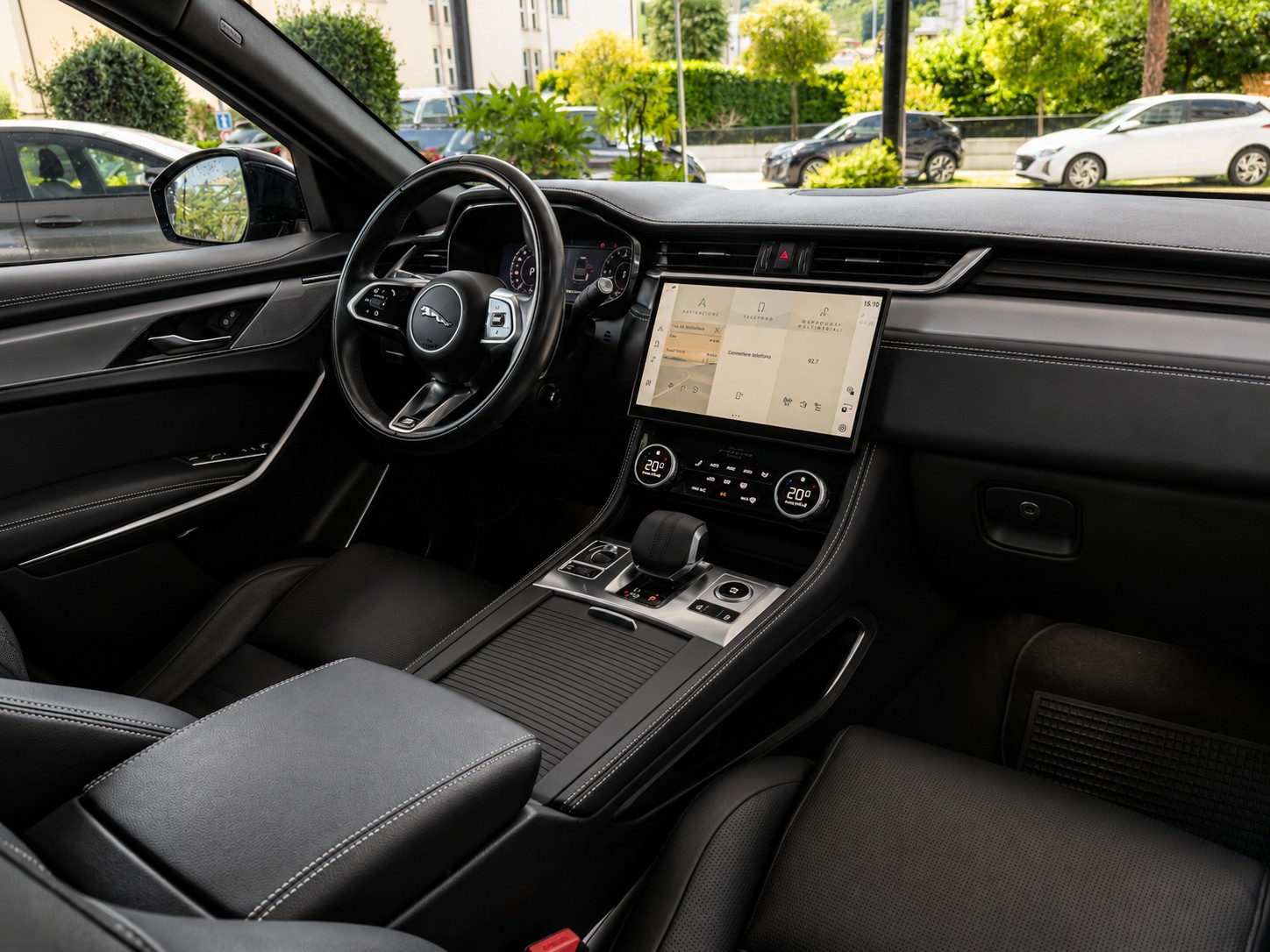 JAGUAR F-Pace 2.0 D200 R-Dynamic MHEV SE AWD-image-6