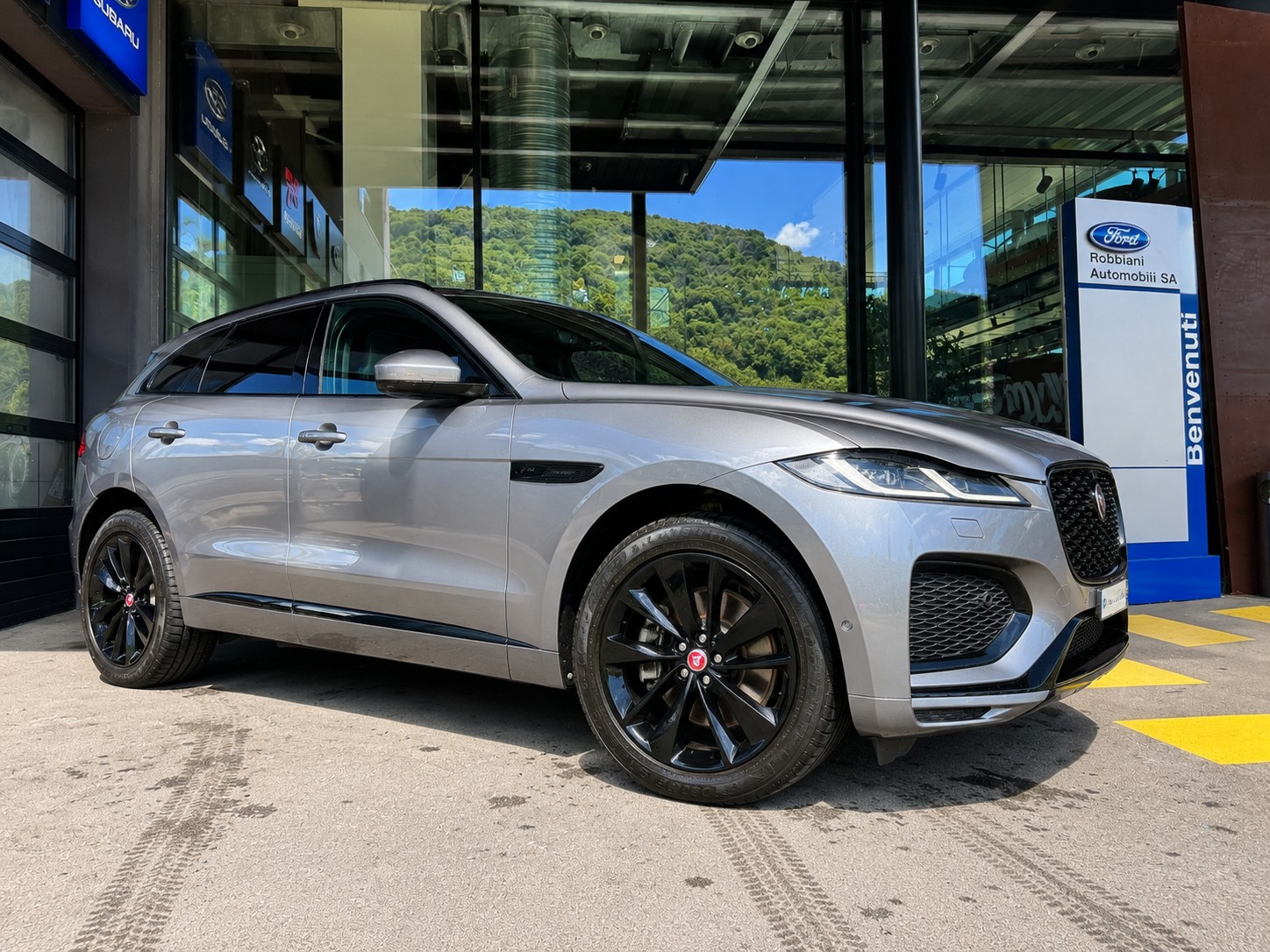 JAGUAR F-Pace 2.0 D200 R-Dynamic MHEV SE AWD-image-3