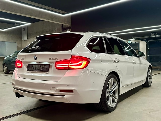 BMW 330i xDrive-image-3