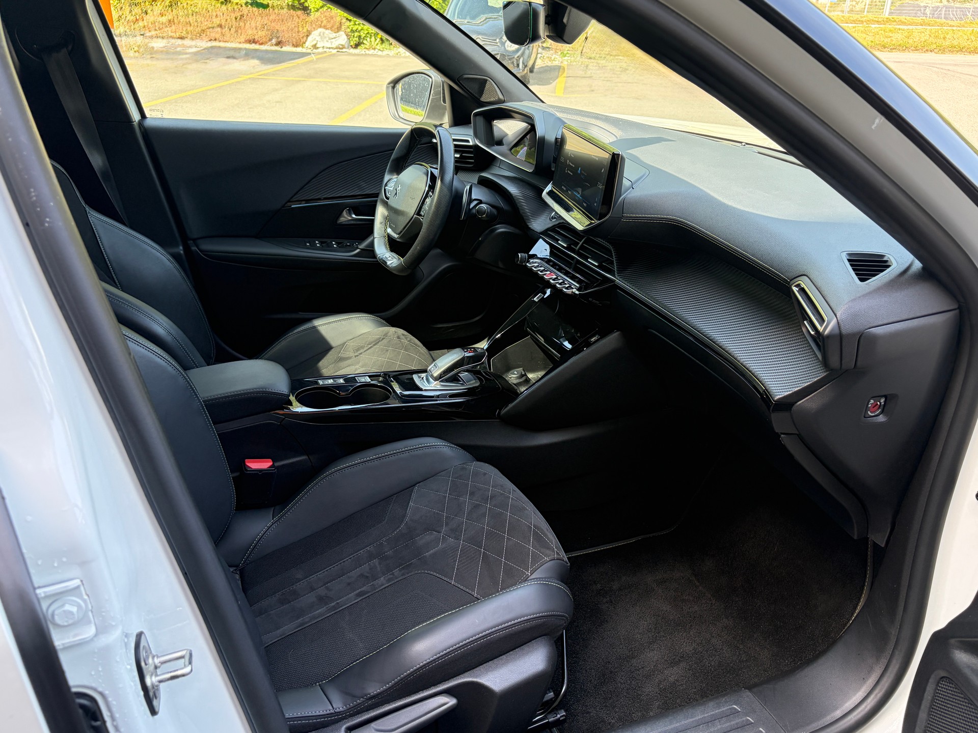 PEUGEOT 2008 1.2 PureTech GT Pack EAT8-image-14