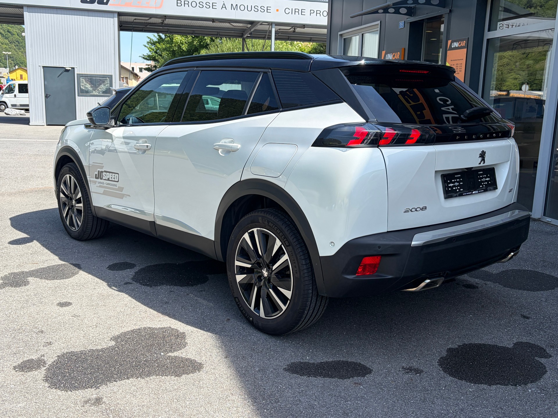 PEUGEOT 2008 1.2 PureTech GT Pack EAT8-showroom-element-2