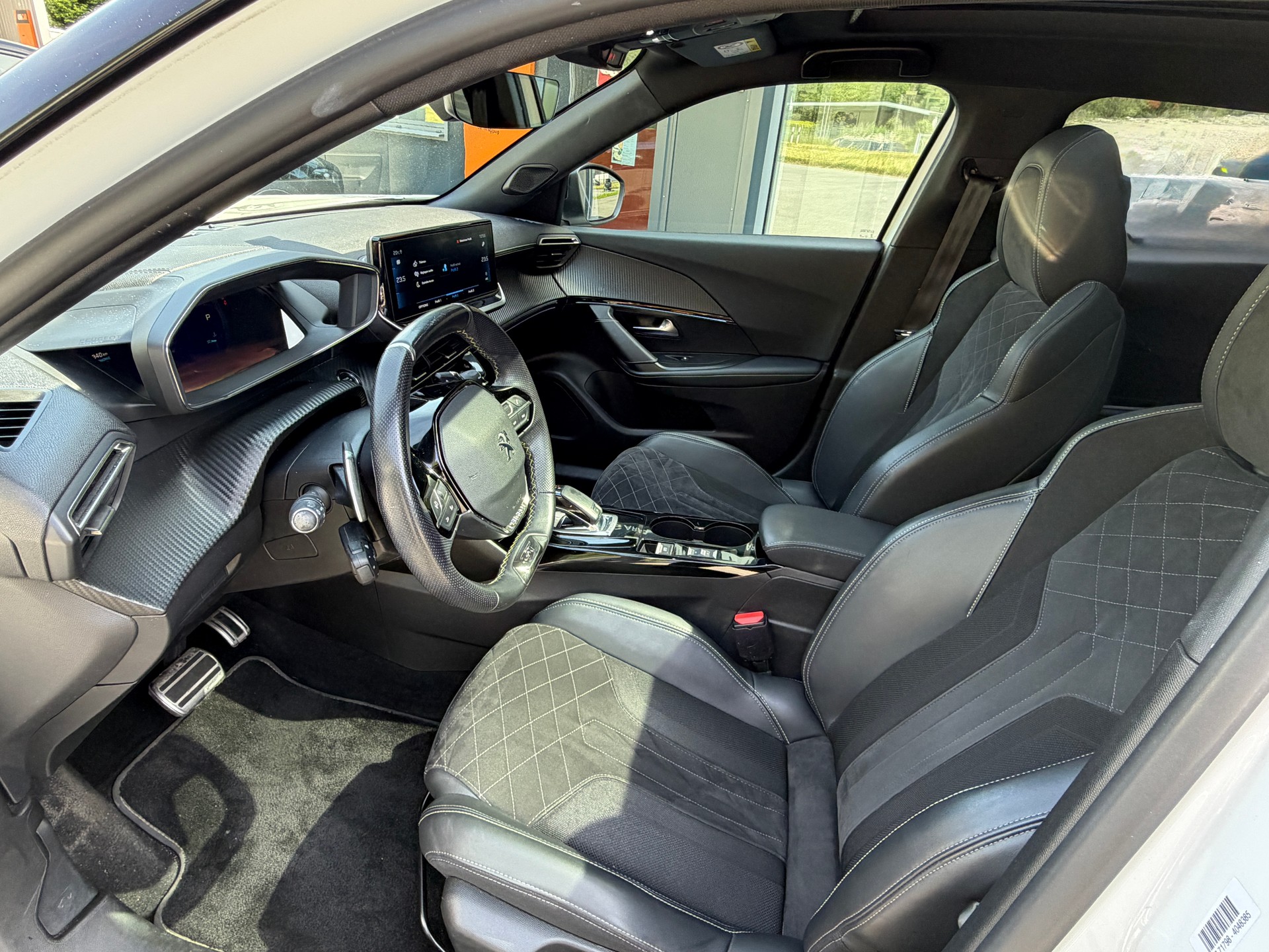 PEUGEOT 2008 1.2 PureTech GT Pack EAT8-image-10