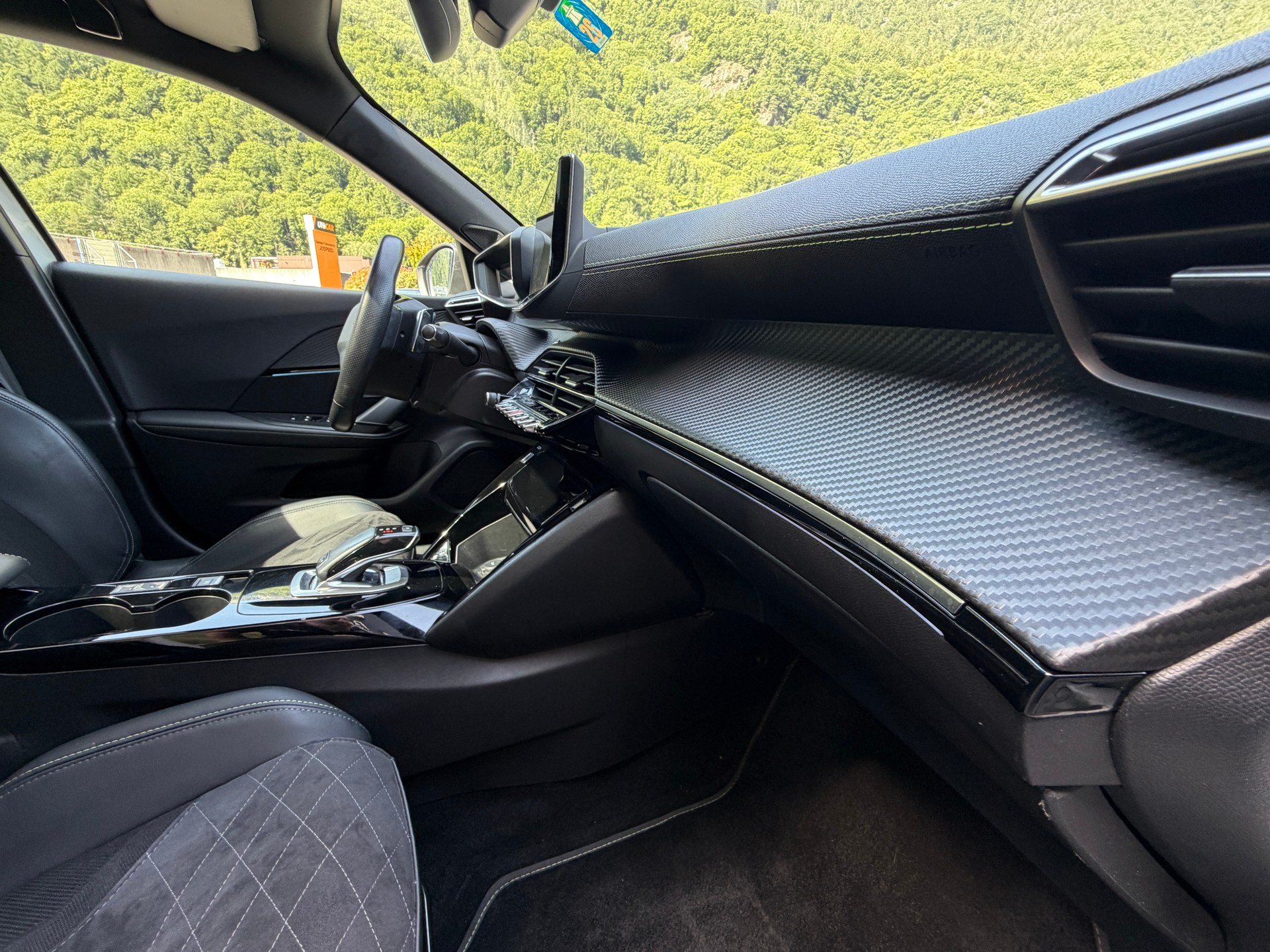 PEUGEOT 2008 1.2 PureTech GT Pack EAT8-image-13