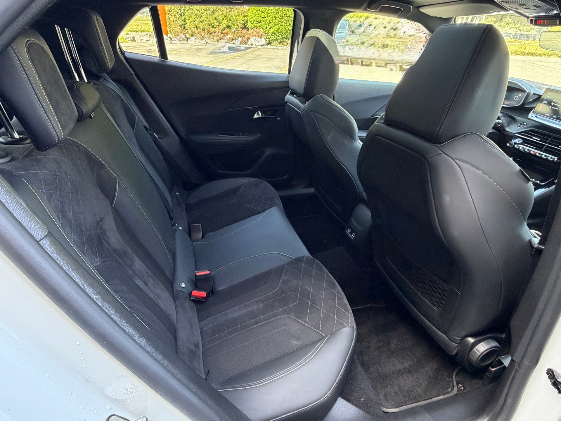 PEUGEOT 2008 1.2 PureTech GT Pack EAT8-image-15