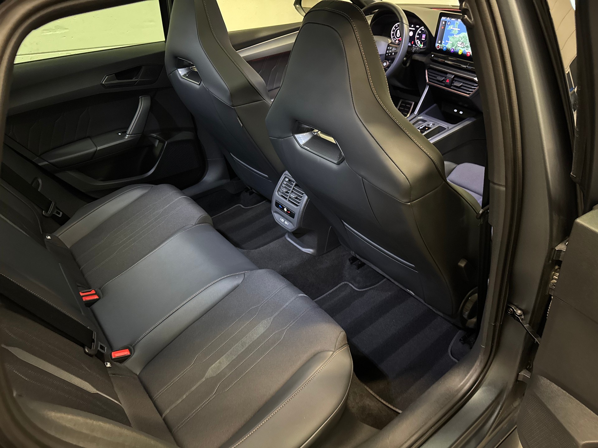 CUPRA LEON ST 2.0 TSI VZ DSG 4Drive Grau Matt-image-21