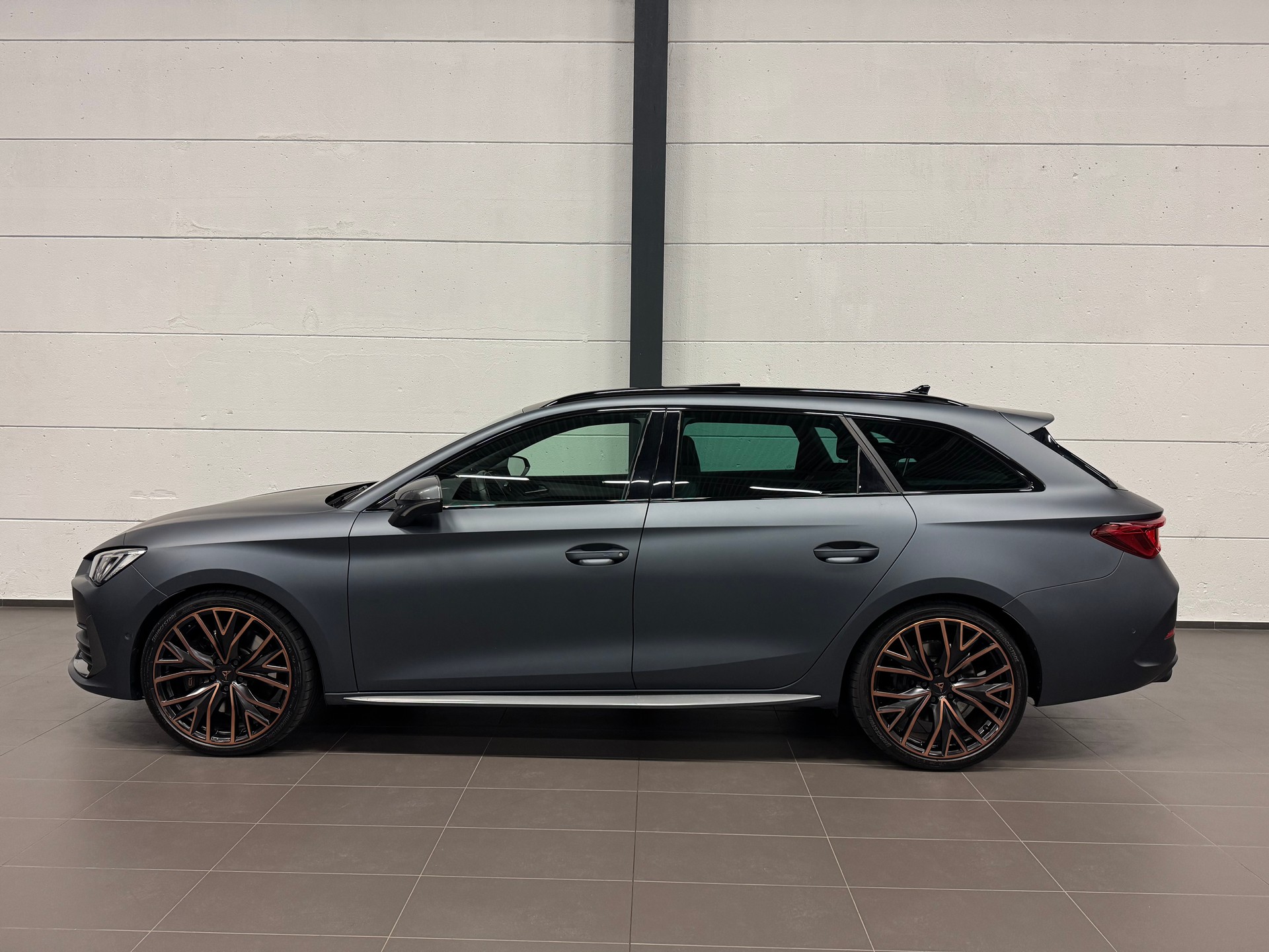 CUPRA LEON ST 2.0 TSI VZ DSG 4Drive Grau Matt-image-8