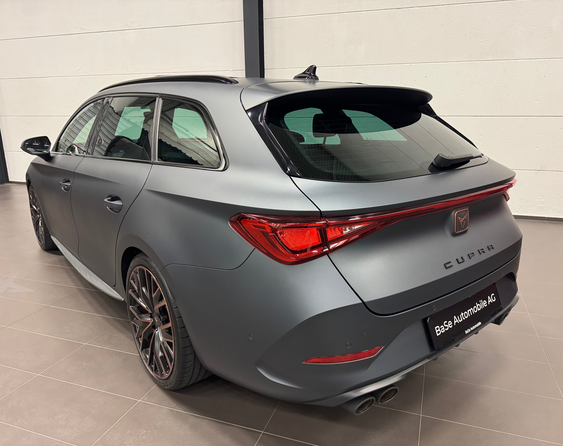 CUPRA LEON ST 2.0 TSI VZ DSG 4Drive Grau Matt-image-13