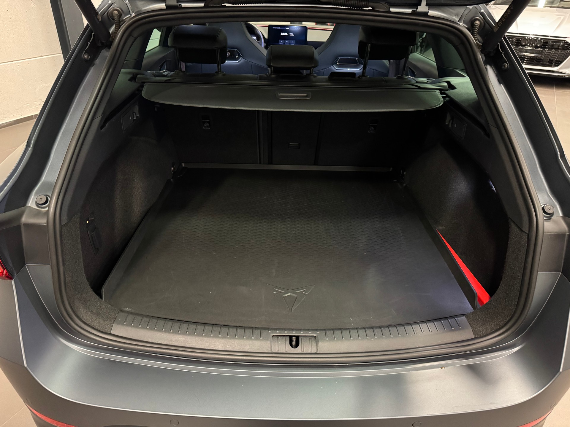 CUPRA LEON ST 2.0 TSI VZ DSG 4Drive Grau Matt-image-23
