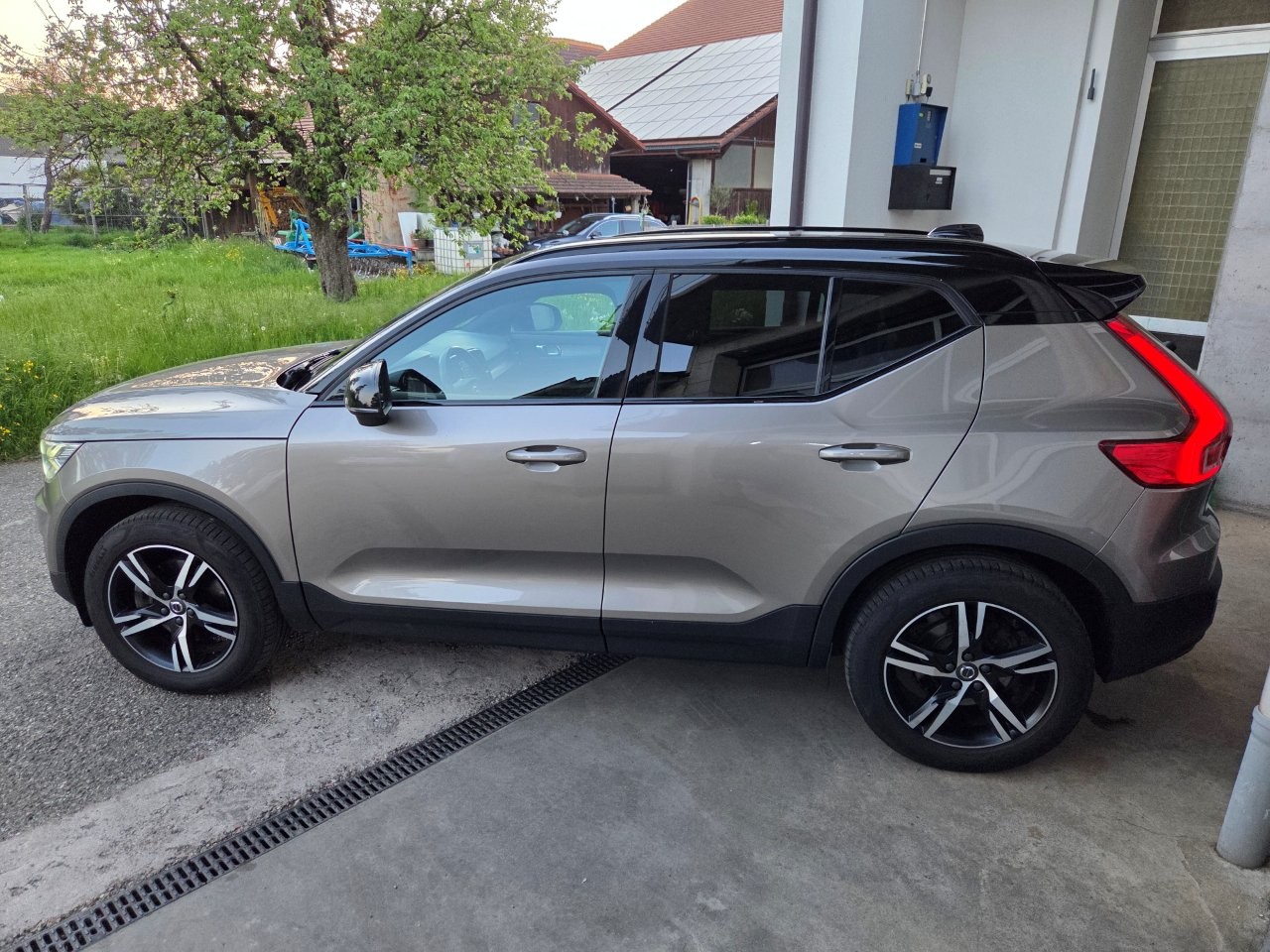 VOLVO XC40 B4 Benzin Mild Hybrid AWD Plus Bright DCT-image-2
