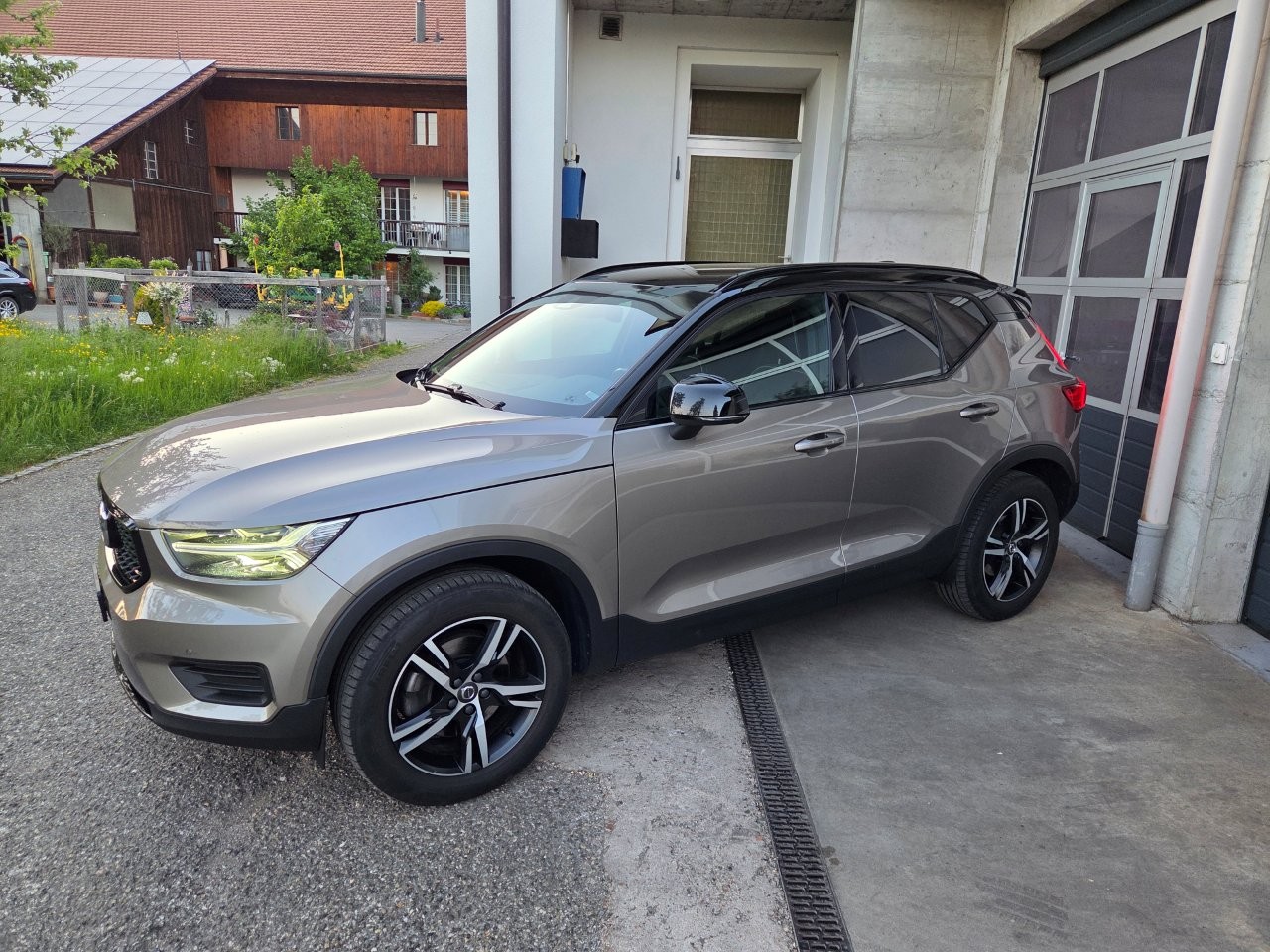 VOLVO XC40 B4 Benzin Mild Hybrid AWD Plus Bright DCT-image-1