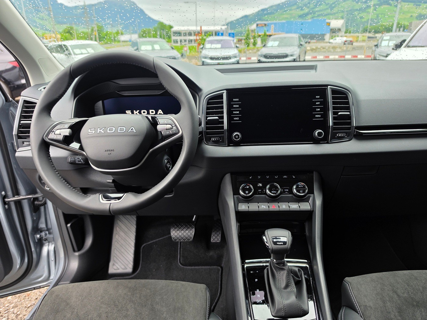 SKODA Karoq 2.0 TDI CR Dynamic 4x4 DSG-image-9